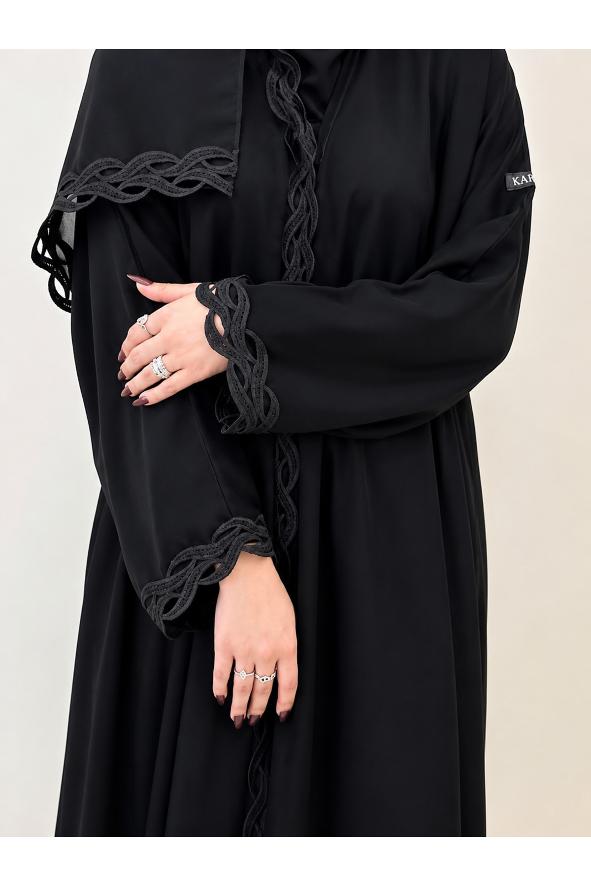 عباية الشهد من متجر DEAL – عباية سوداء بقماش ملكي طايح مع طرحة مطرزة فاخرة