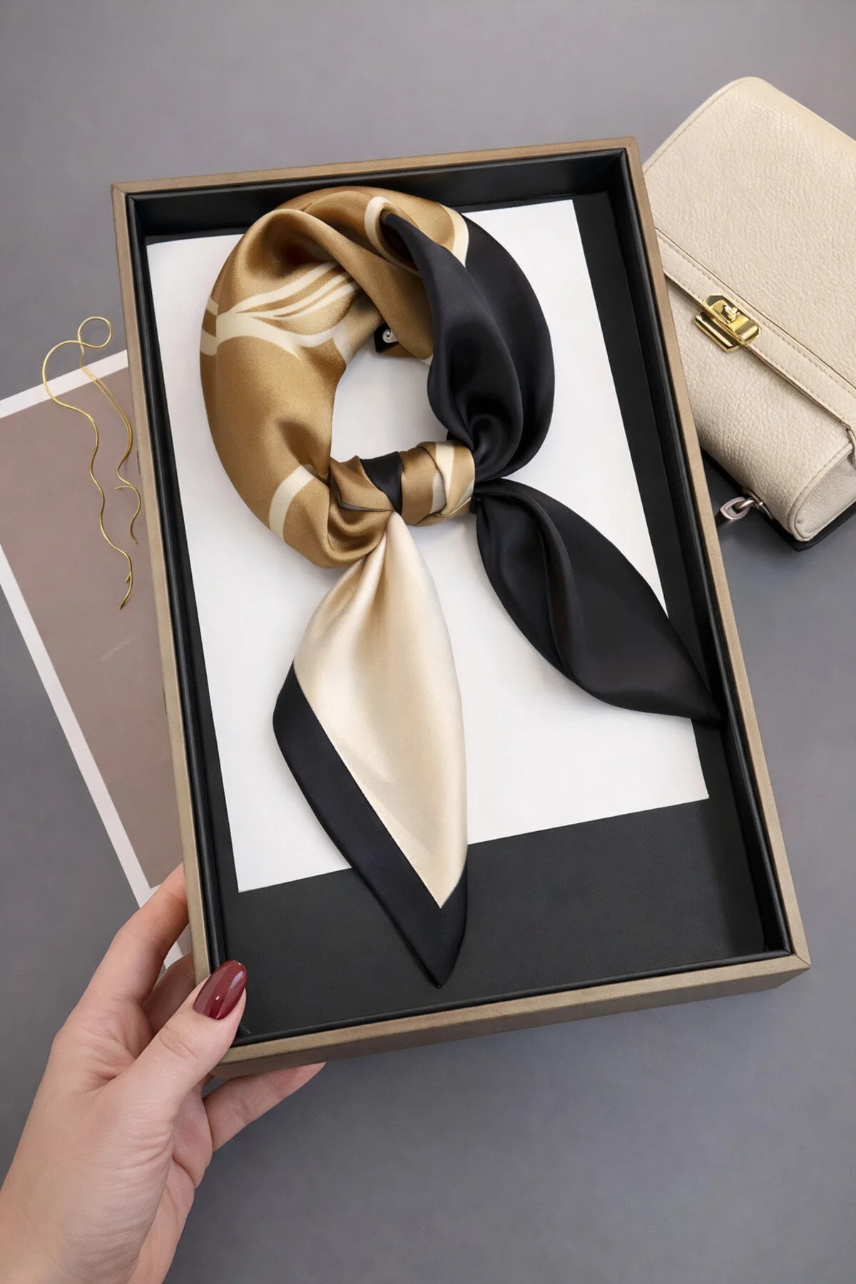 Mavero Kadın Siyah Gold Çiçek Desenli Rayon Fular 50x50 cm İpeksi Yumuşak Saç Çanta Aksesuarı