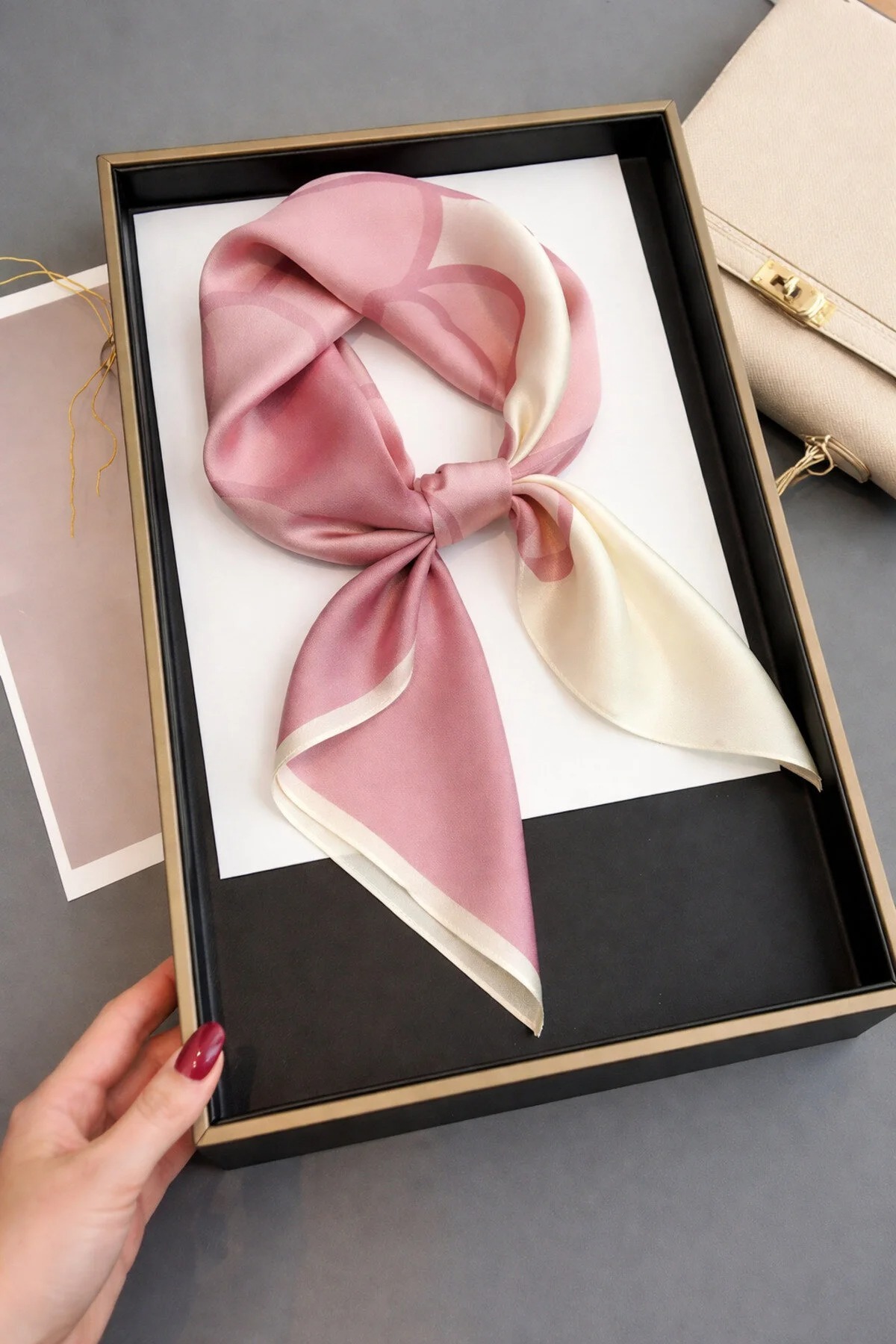 Mavero Kadın 2'li Fular Seti 50x50 cm İpeksi Boyun Şalı Siyah Gold Ve Pembe Aksesuar Kombini görsel 3