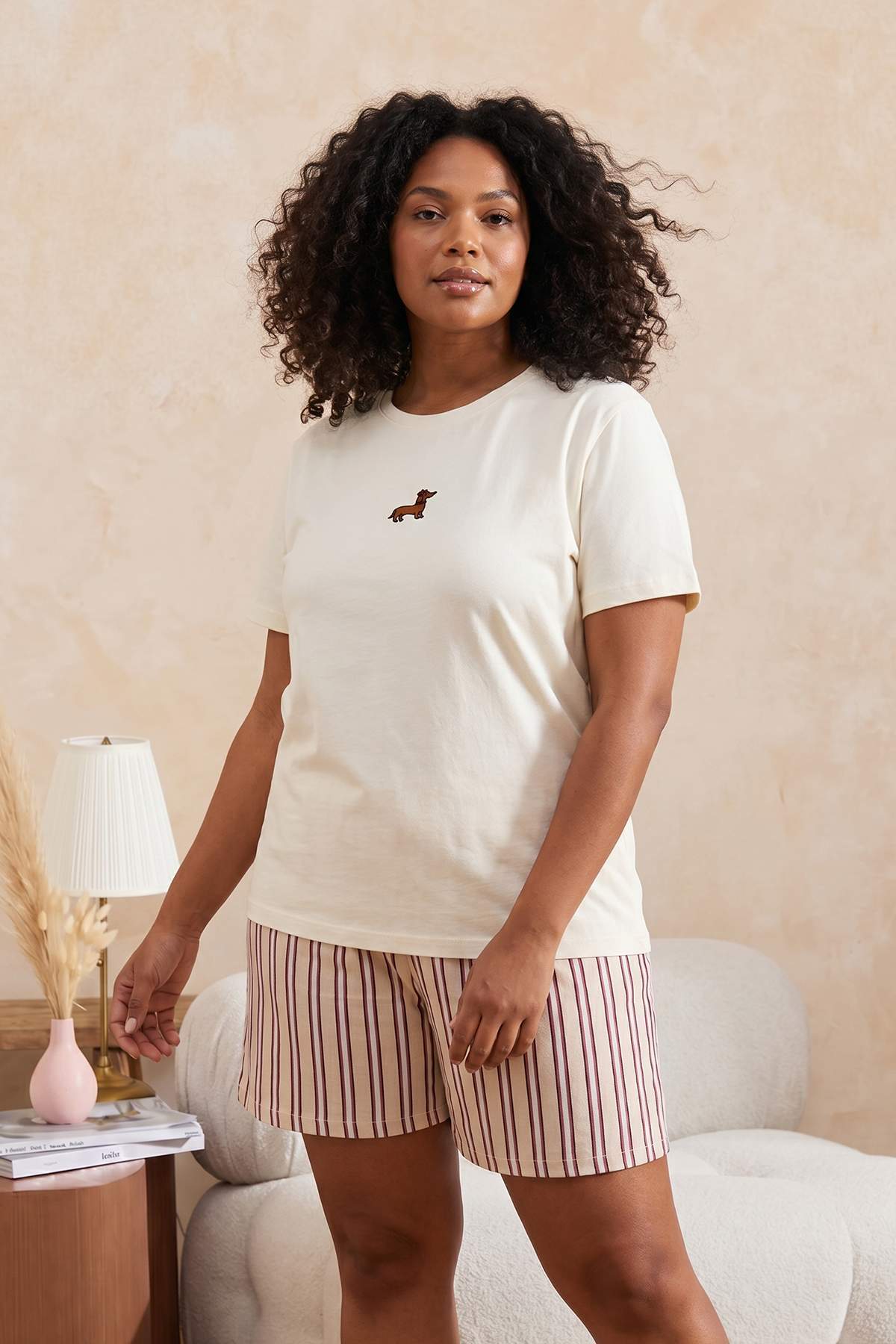 Trendyolmilla Curve Bej Köpek Nakışlı Çizgili Örme Büyük Beden Pijama Takımı TBBSS26AI00076