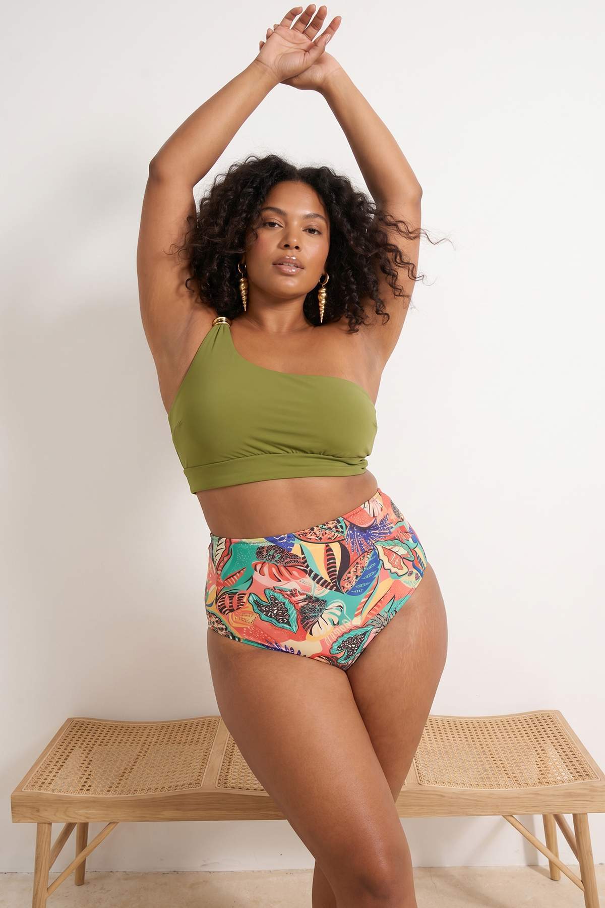 Trendyol Curve Tropisch gemusterter Bikini-Unterteil mit hoher Taille in Über...