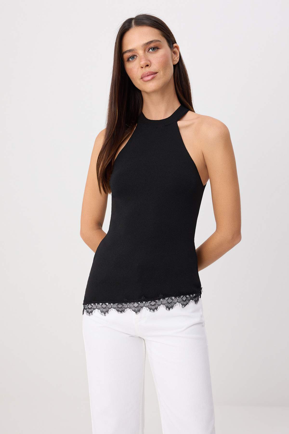 Trendyolmilla Siyah Halter Yaka Etek Ucu Dantelli Asimetrik Triko Şık Bluz TWOSS26BZ00710