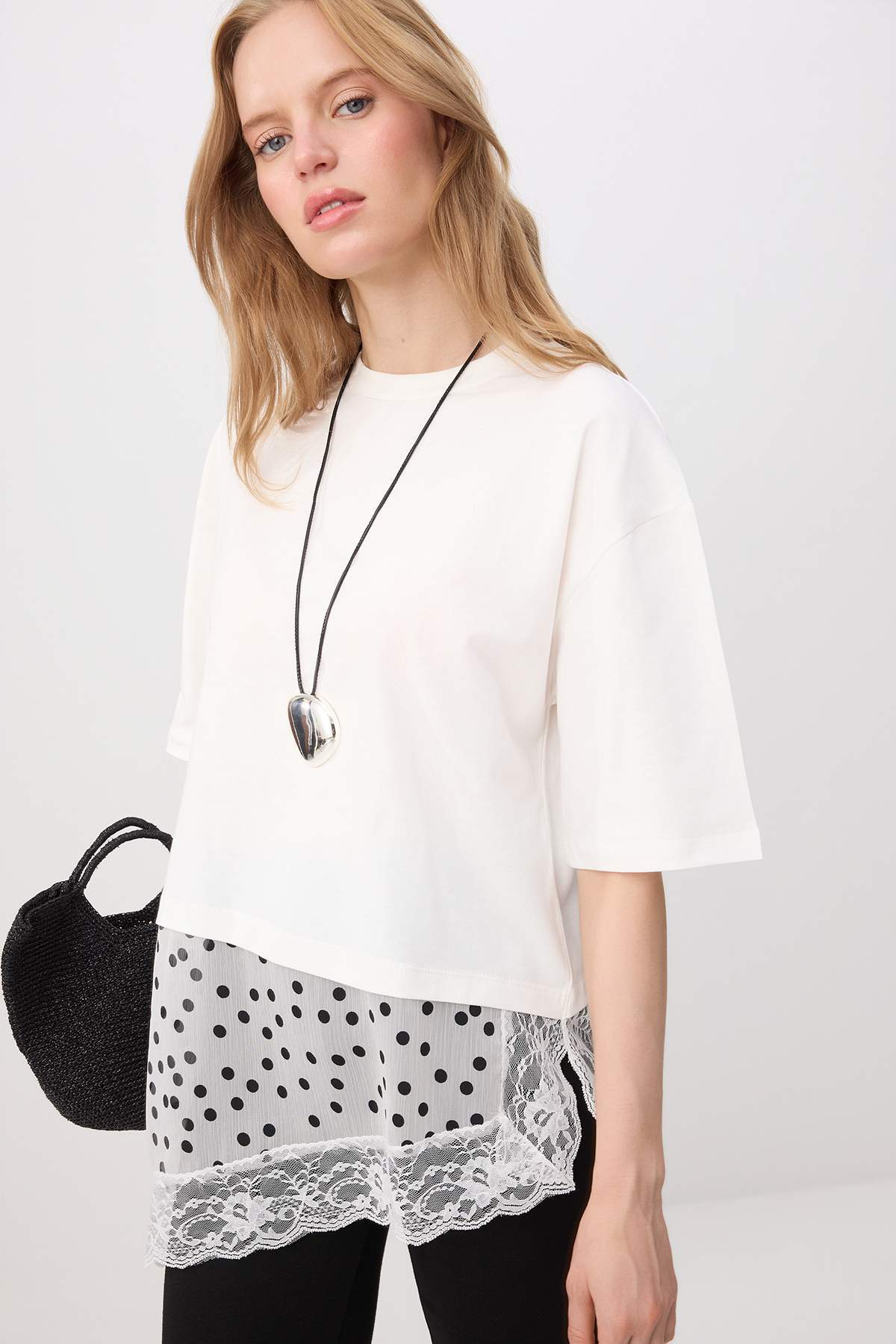 Trendyolmilla Ekru Düz Oversize/Geniş Kalıp Puantiyeli Dantel Detaylı Örme T-Shirt TWOSS26TS00337