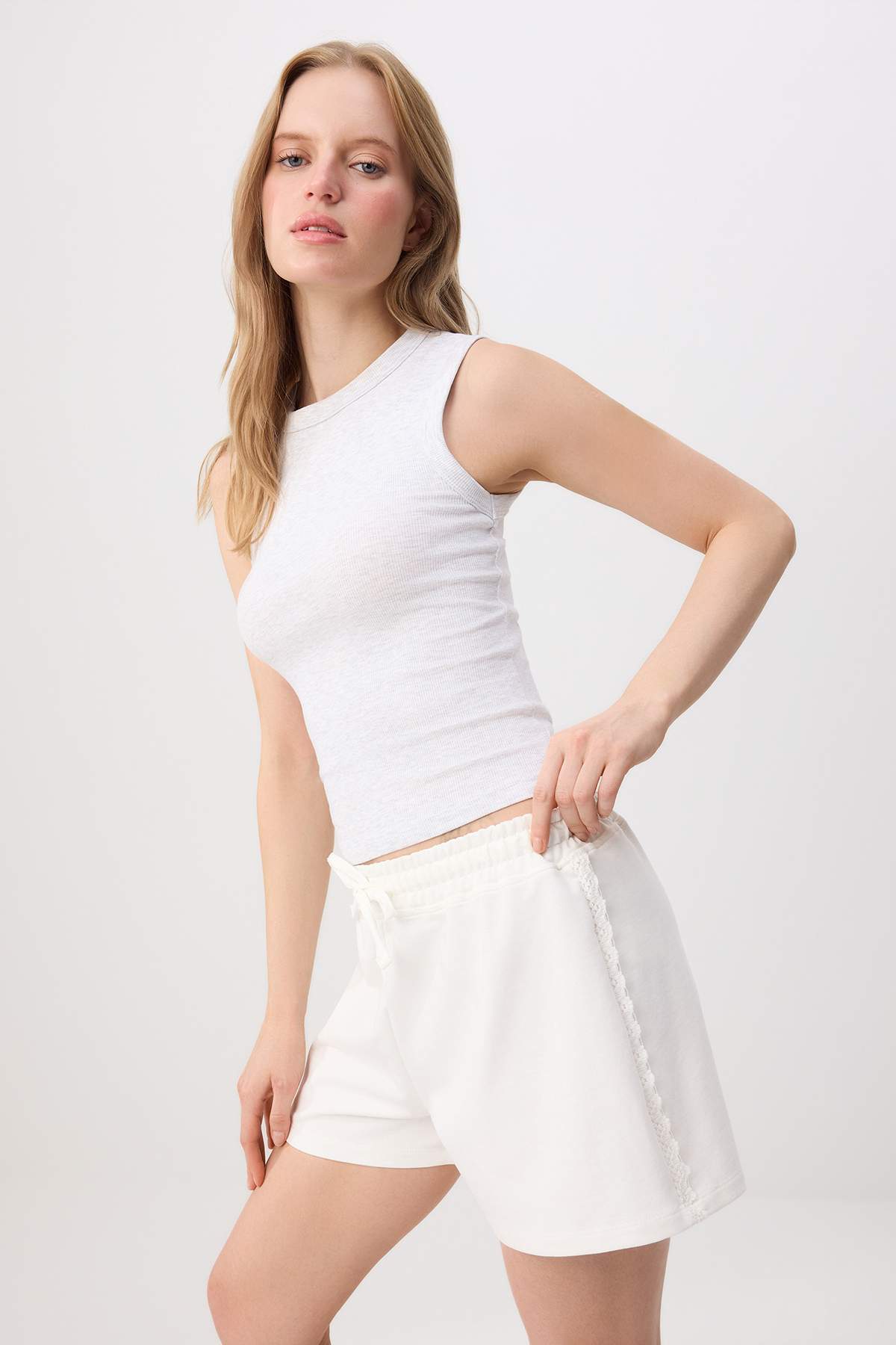 Trendyolmilla Ekru Wide Leg Beli Lastikli Dantel Detaylı Geniş Paça Örme Şort & Bermuda TWOSS26SR00275