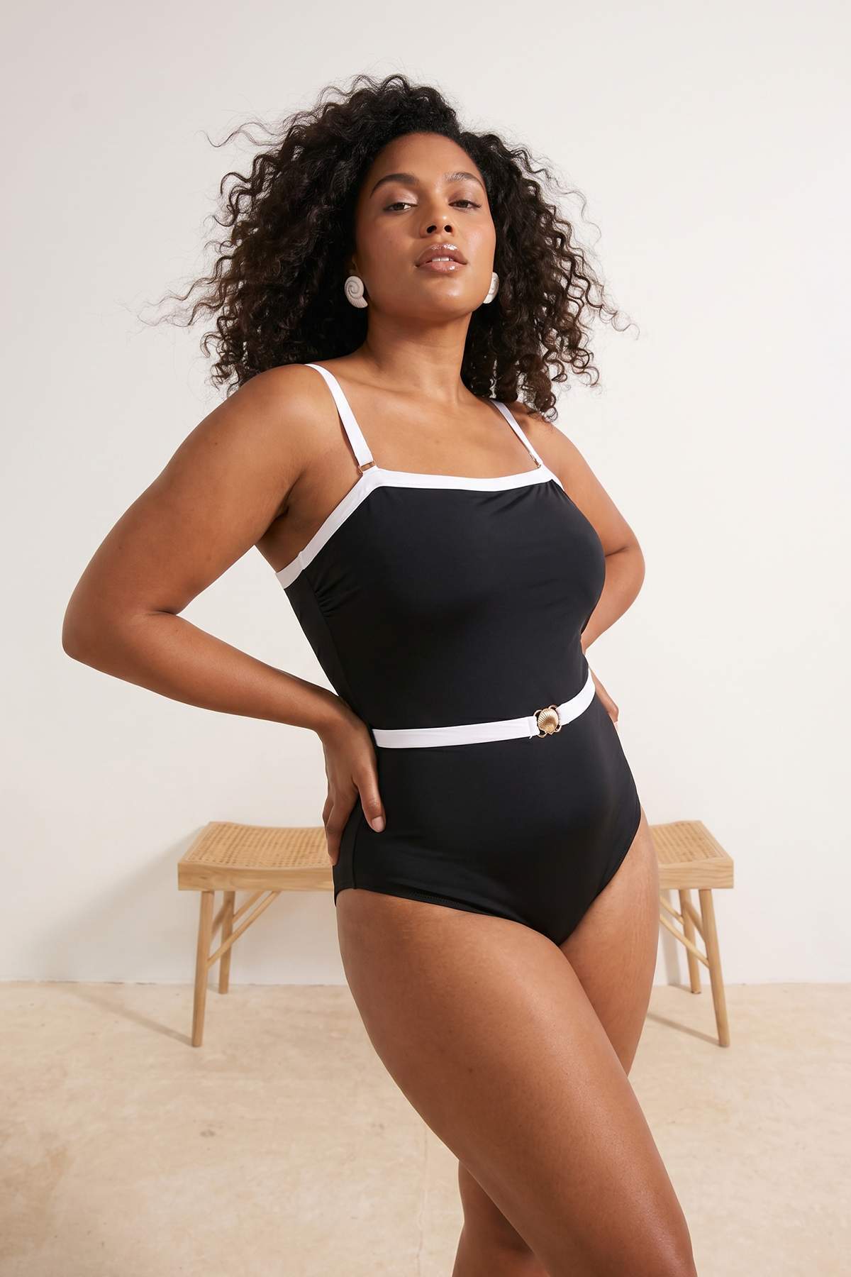 Trendyolmilla Curve Siyah Biye & Kemer Detaylı Büyük Beden Mayo TBBSS26AM00041