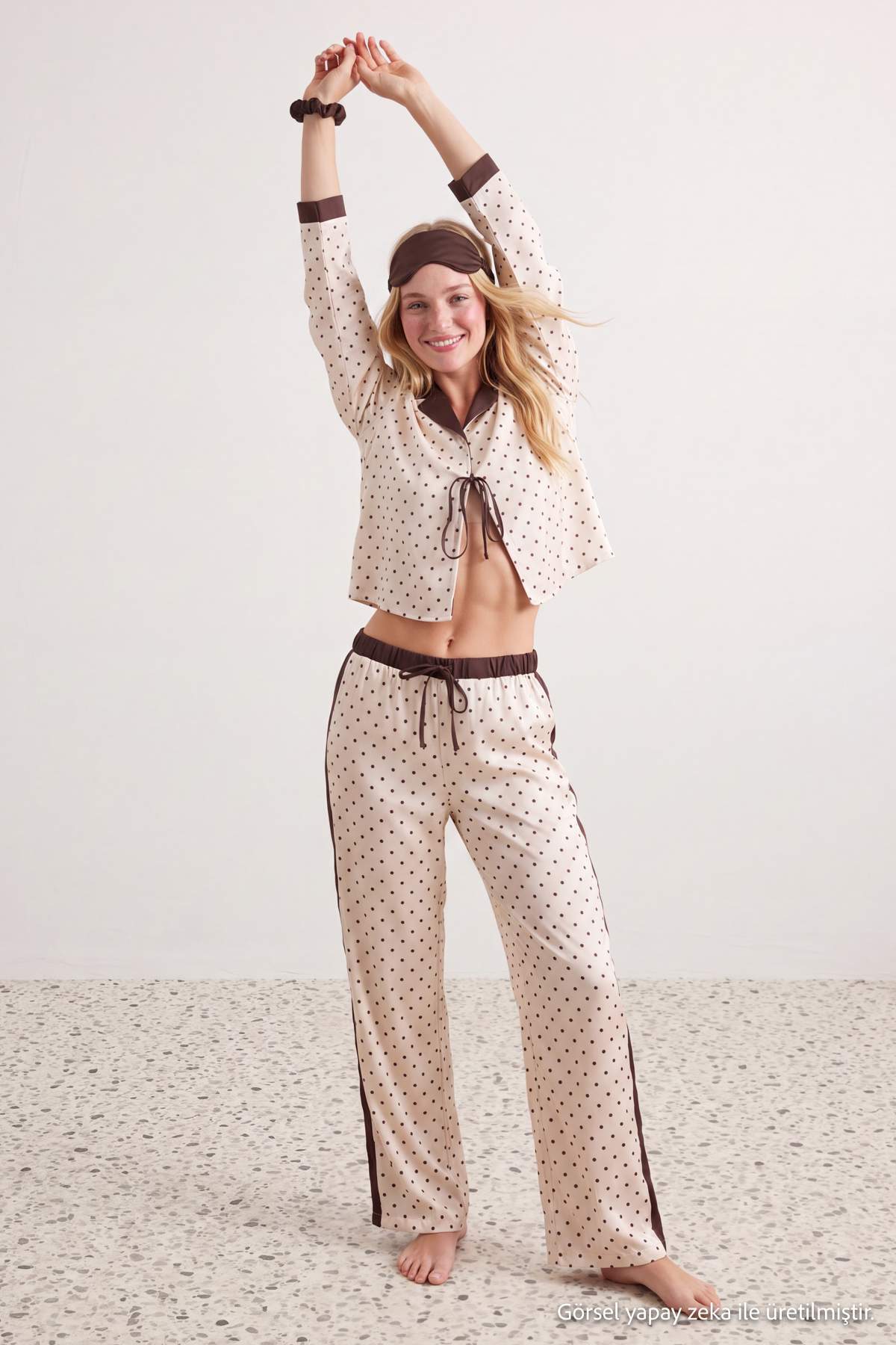 TRENDYOLMİLLA Ecru-Braunes 4-teiliges Satin-Pyjama-Set mit gepunktetem Schlaf...