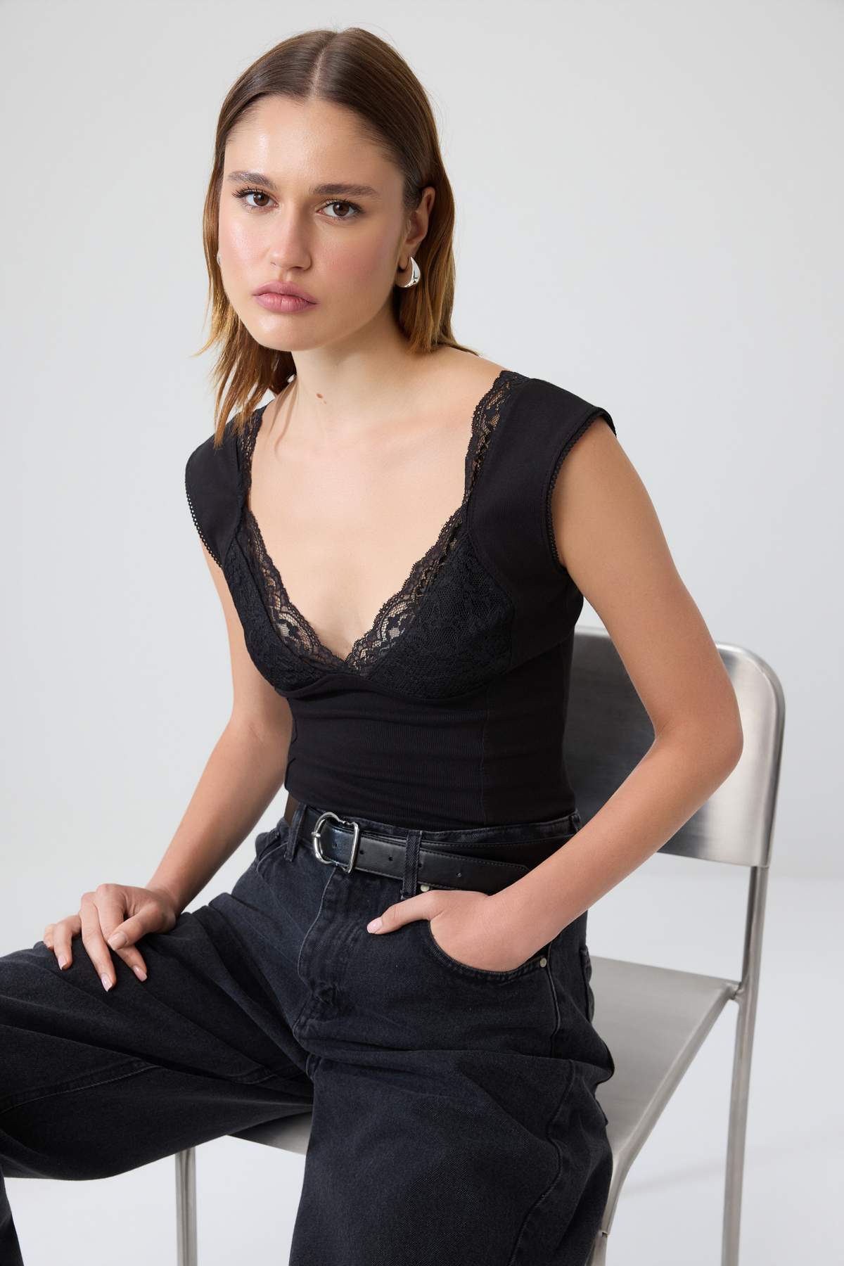 Trendyolmilla Siyah Düz Fitted V Yaka Kolsuz Dantel Detaylı Pamuklu Esnek Örme Bluz TWOSS26BZ00846