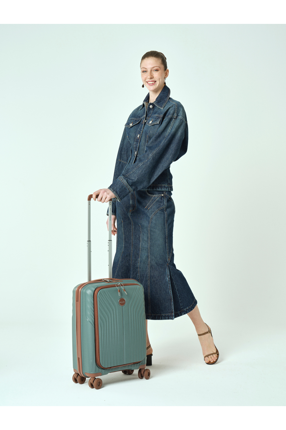 Benetton 8010 Small Polypropylene Unbreakable Suitcase Wheeled Suitcase with Laptop Compartment