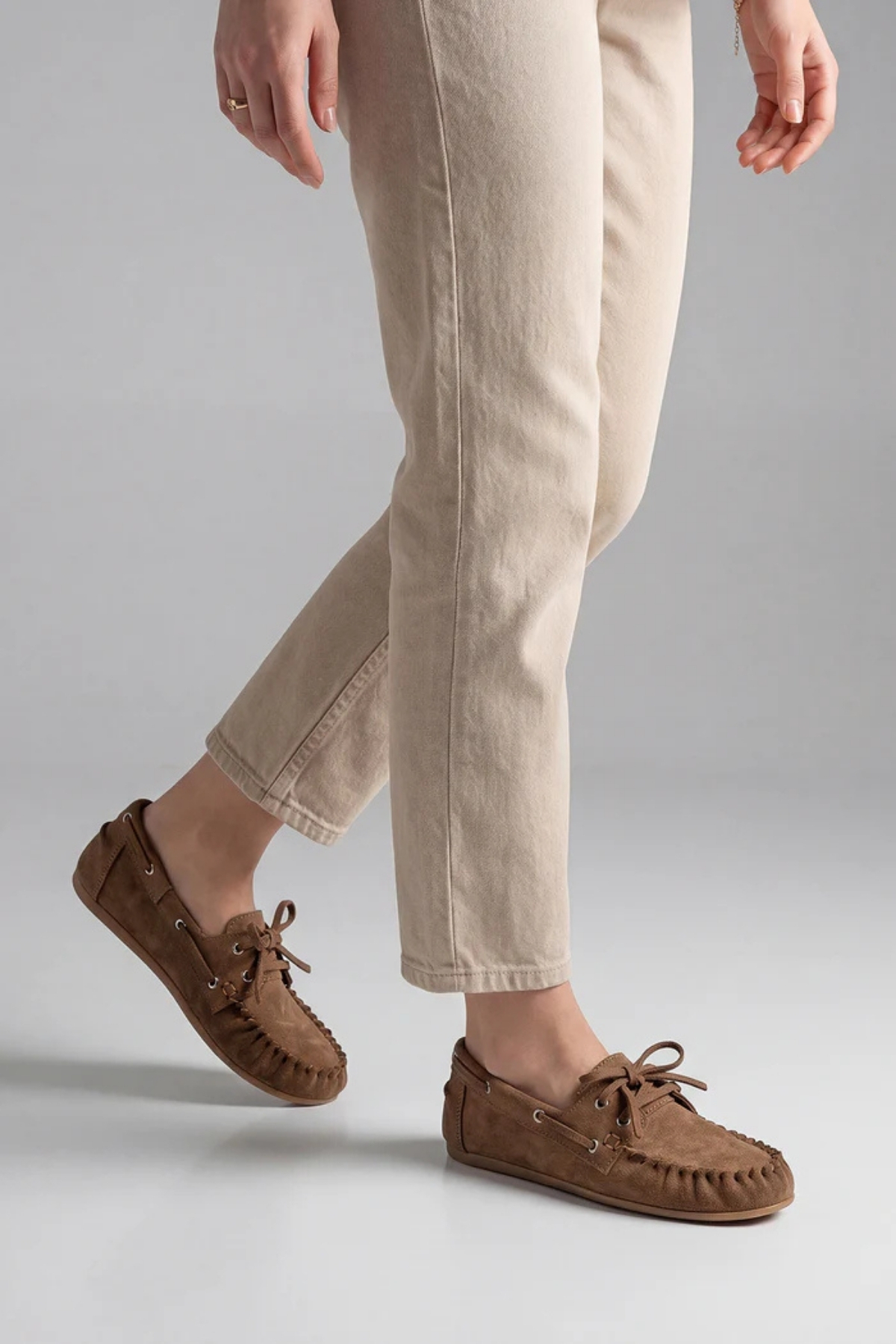 Marjin Kadın Oval Burun Hakiki Deri Bağcıklı Makosen Büzgülü Loafer Günlük Ayakkabı Rudez Camel Süet görsel 8