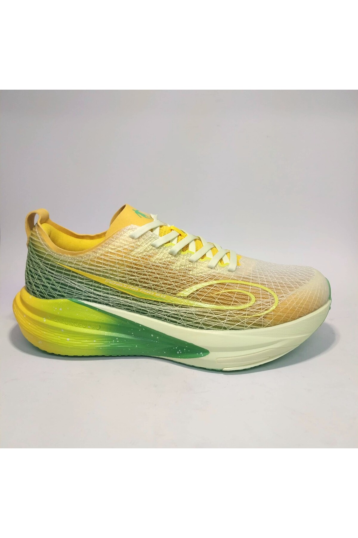 QIAODAN FENGXING PRO 2.0 DÖRT MEVSİM KULLANILABİLİR ERKEK PROFESYONEL ŞOK EMİCİ TABANLI MARATON KOŞU AYAKKABISI — زرد UB00068