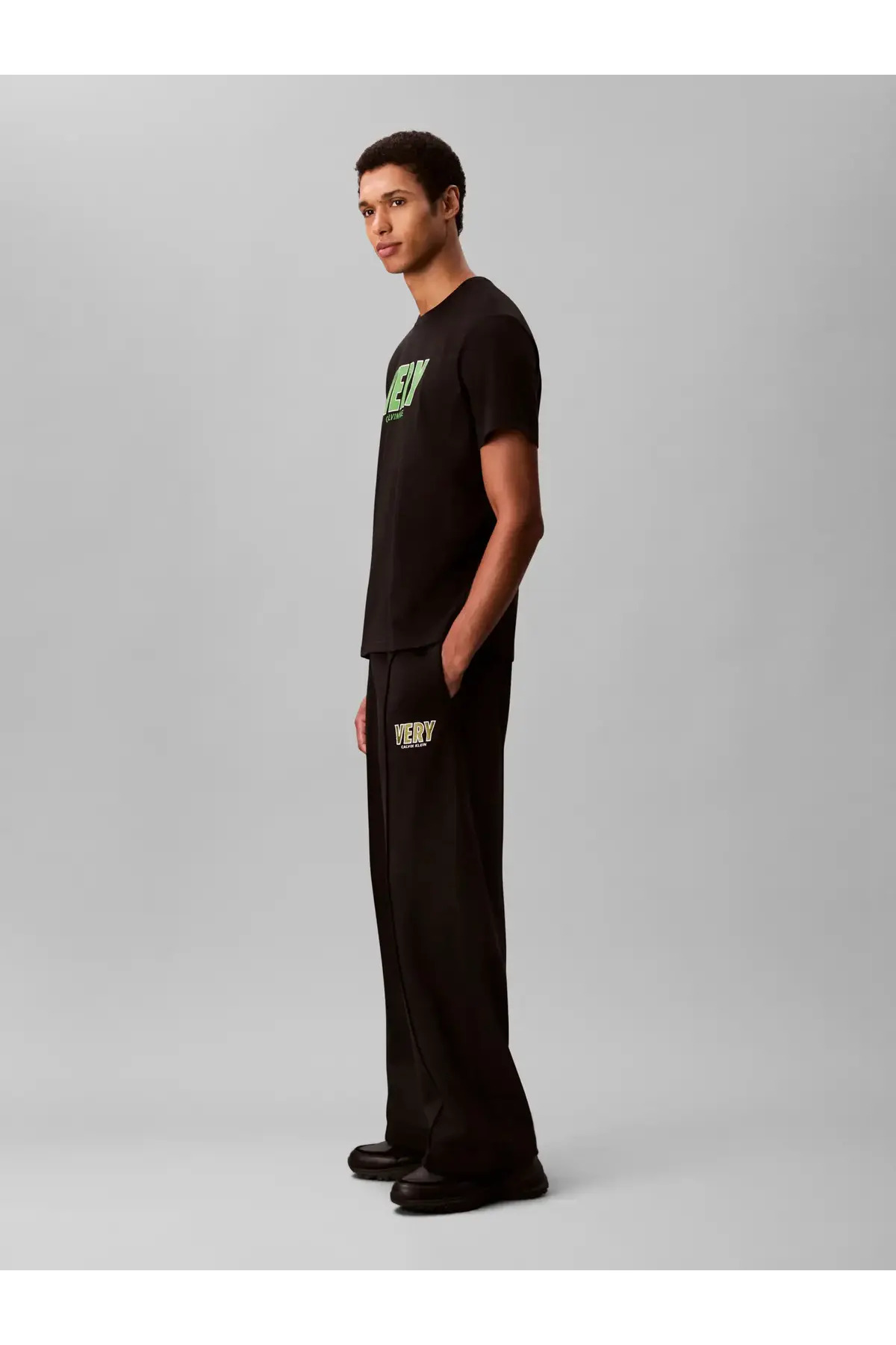 تیشرتمردانهCalvin Kleinمشکی تیشرتمردانهCalvin Kleinمشکی
