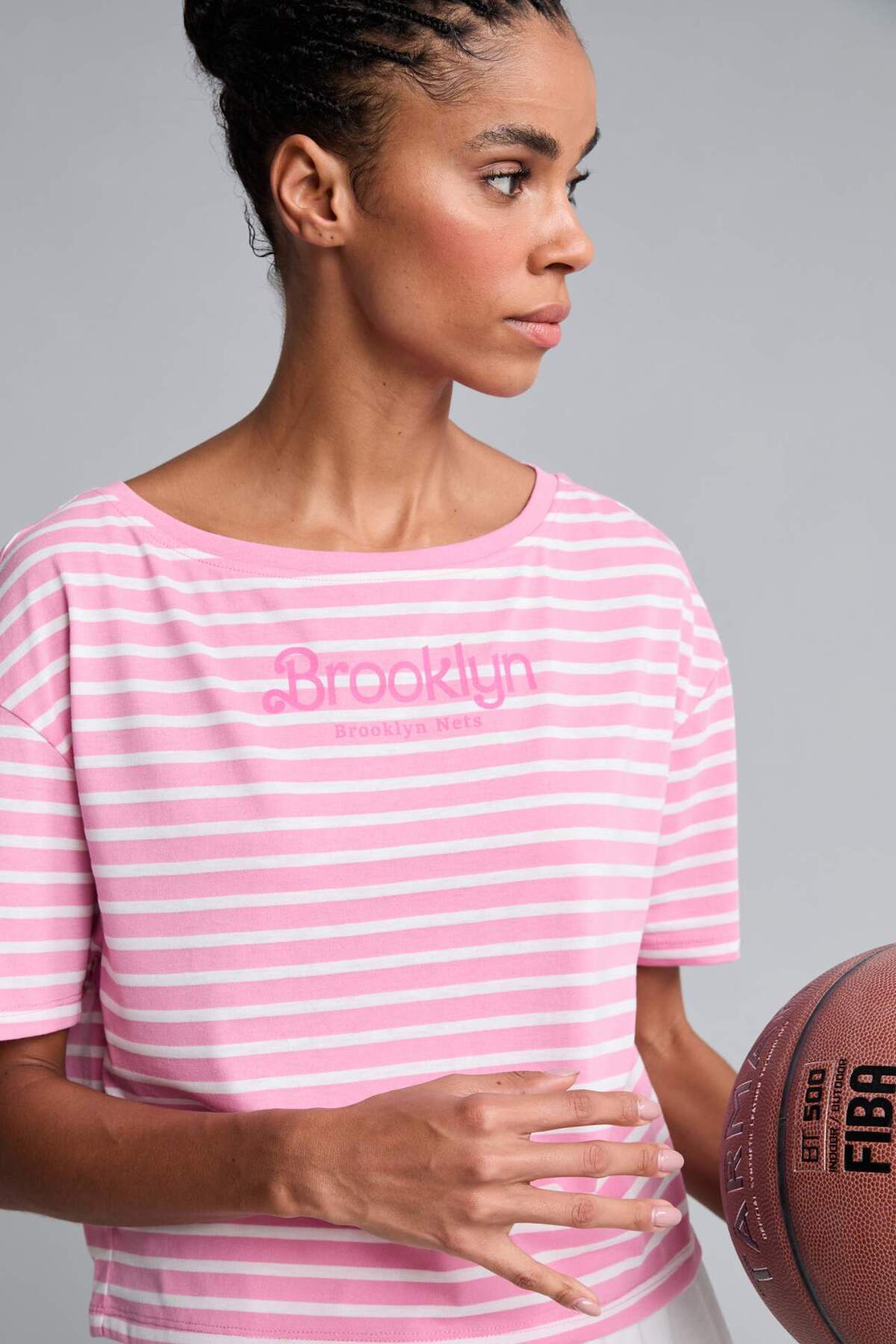 DeFacto NBA Brooklyn Nets Loose Fit Kayık Yaka Sporcu Kısa Kollu Tişört H9583AX26HS