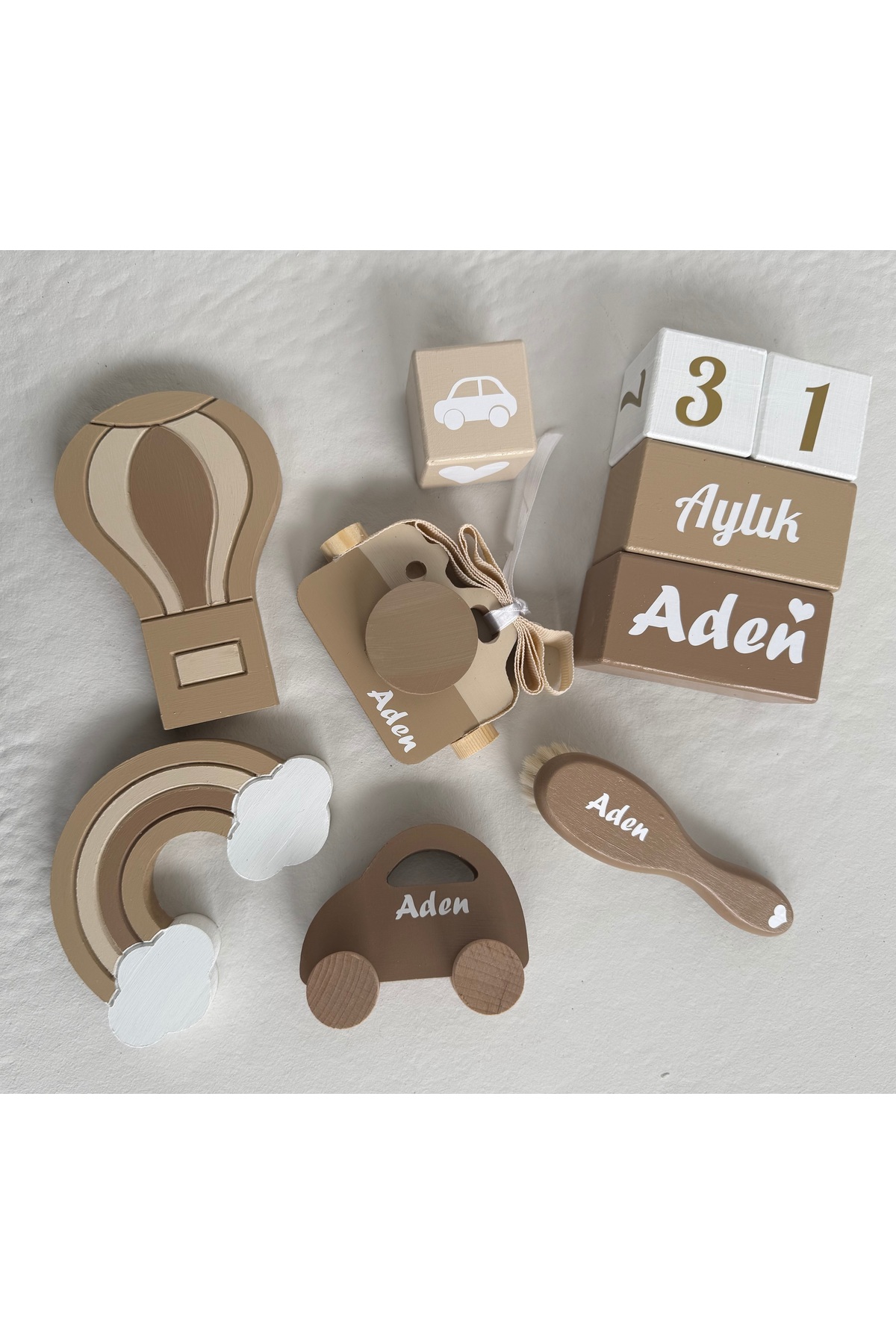 Toprak tonlarında bebek objeli tam set