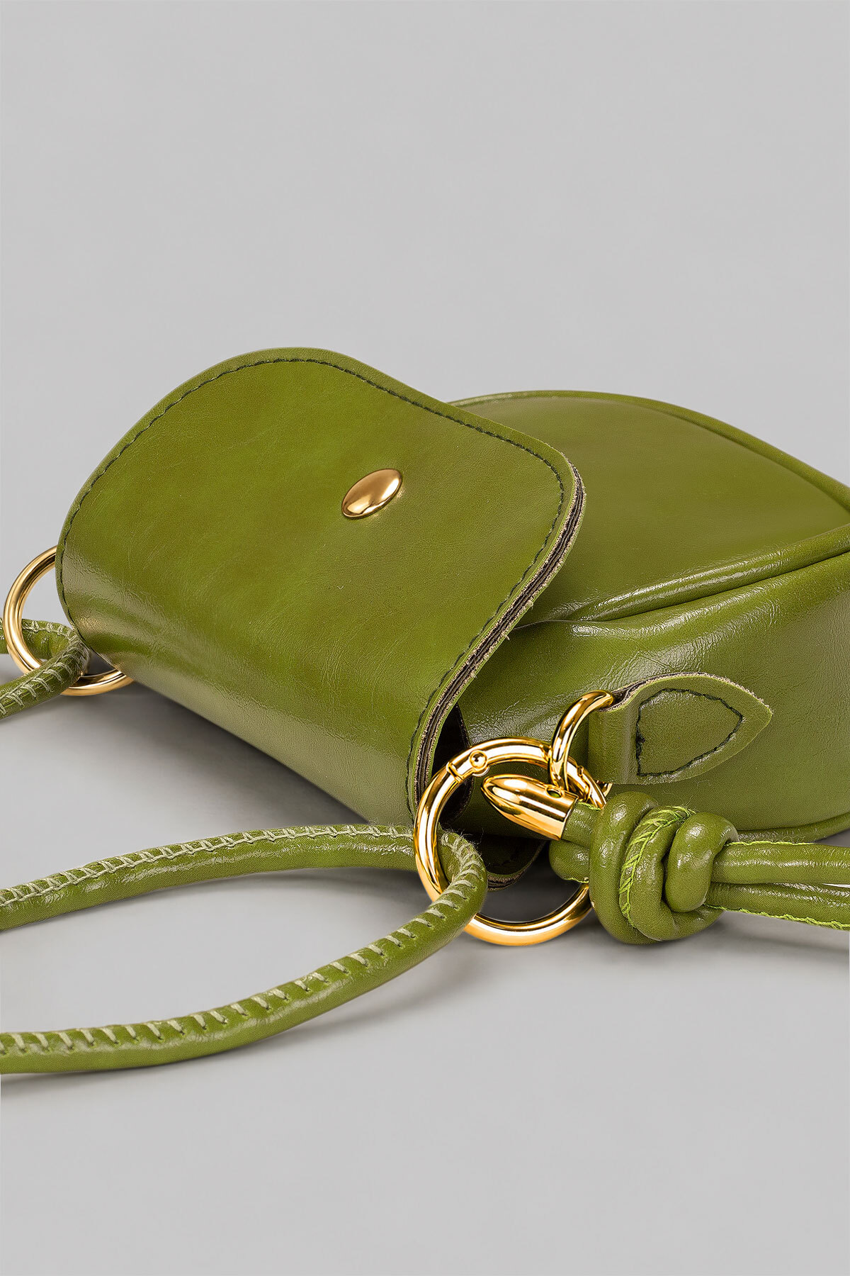 Housebags Avokado Yeşili Kapaklı Micro Kadın Omuz ve Çapraz Askılı Çanta, Ayarlanabilir İpli Askılı, Gold Metal Detaylı, görsel 3