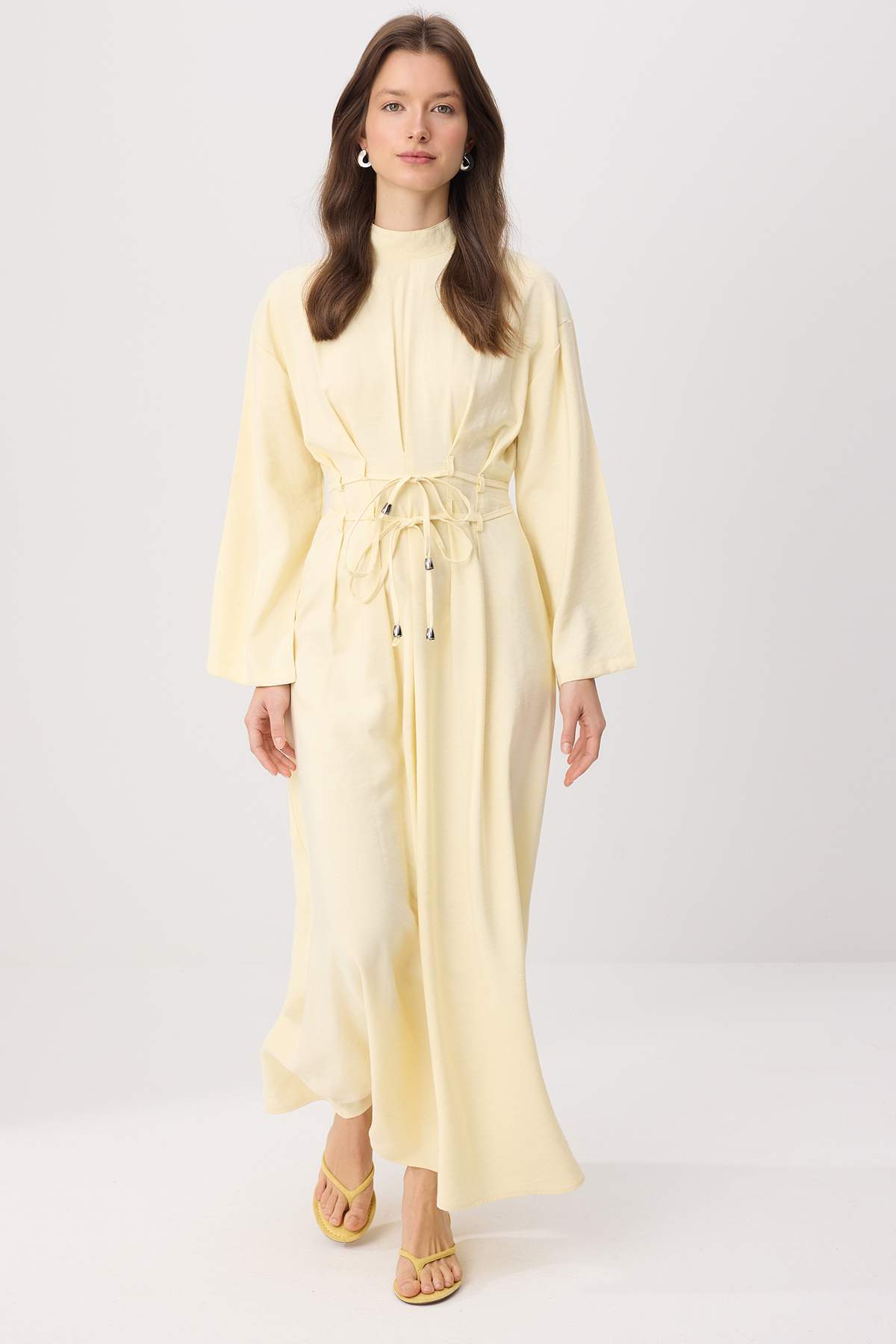 Trendyol Modest Hellgelbes, doppellagiges, mit Schnürung verziertes Hijab-Kle...