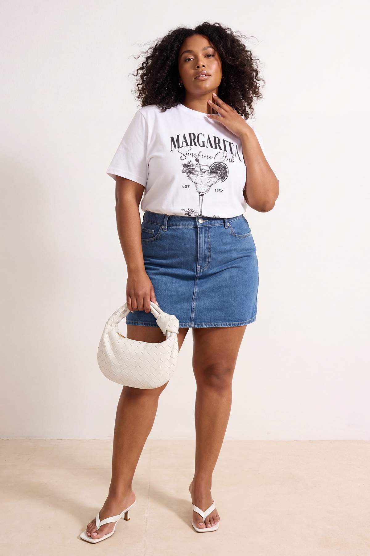 Trendyolmilla Curve Beyaz Eğlenceli Koktely Baskılı Boyfriend Fit Büyük Beden T-shirt TBBSS26BF00076