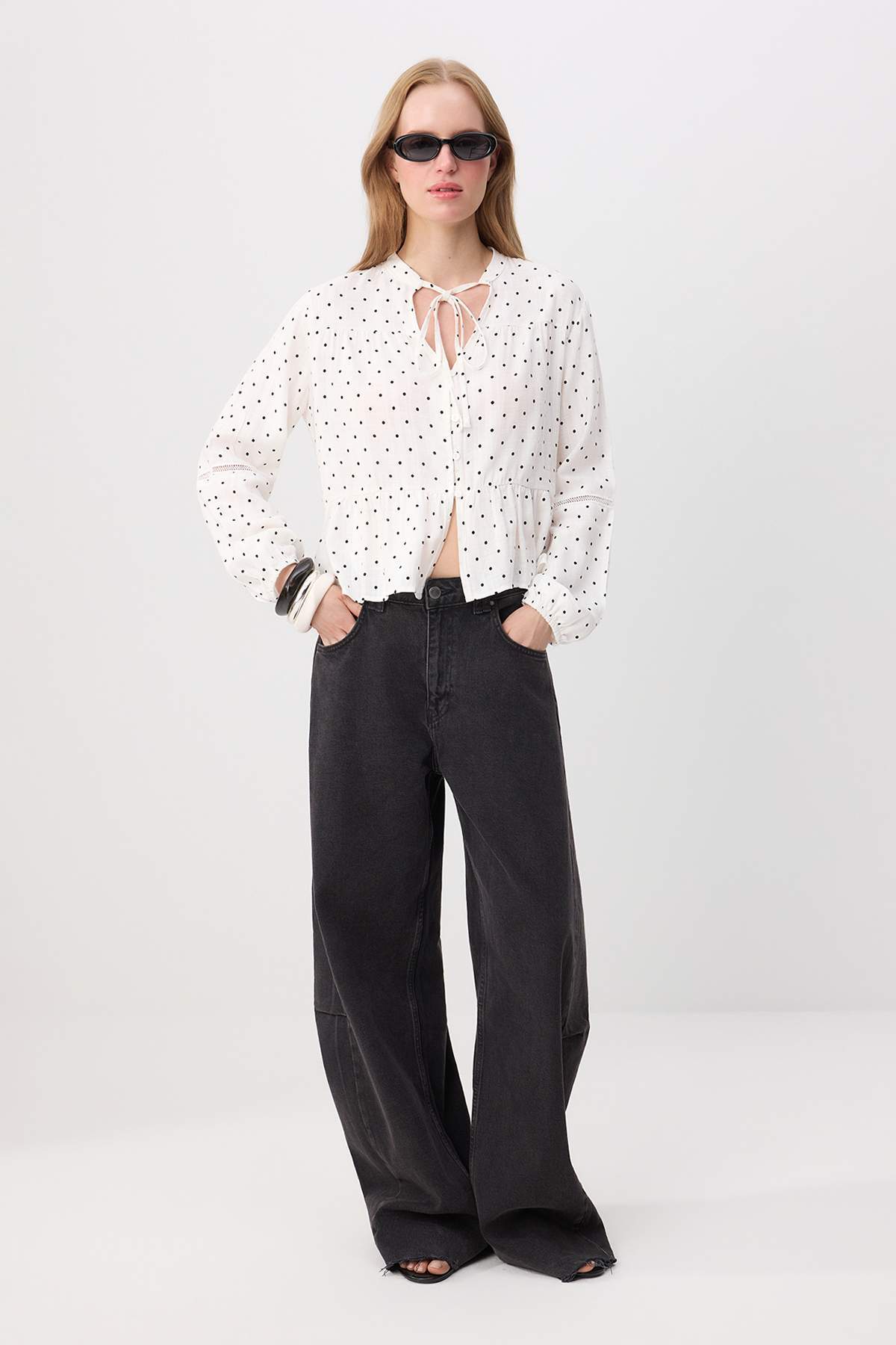 Trendyolmilla Beyaz-Çok Renkli Puantiyeli Pamuklu Dokulu Kolda Dantelli Oversize Boho Dokuma Gömlek TWOSS25GO00038