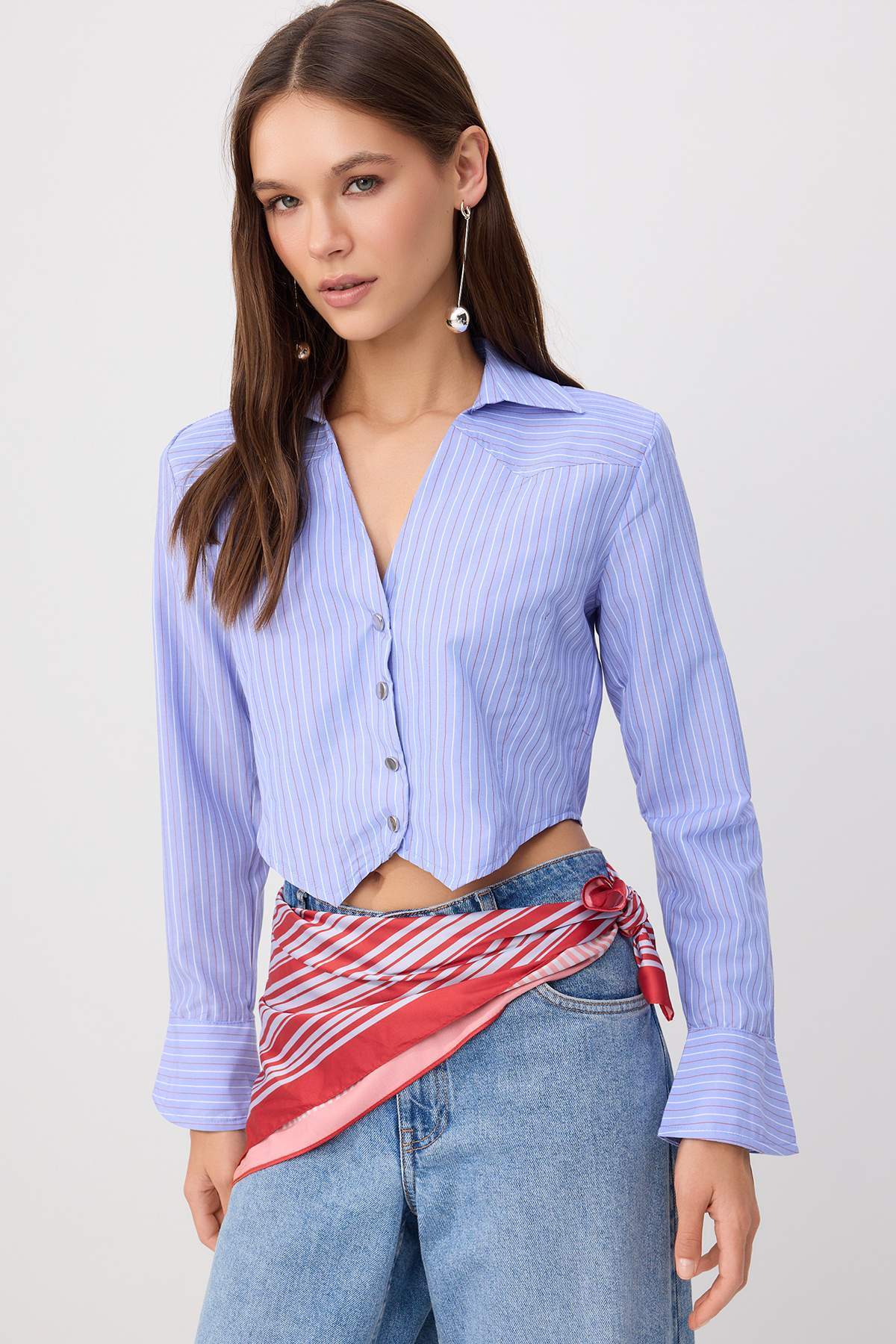 Trendyolmilla Mavi-Çok Renkli Çizgili Mini Ekoseli Fitted Crop Gömlek TWOSS26GO00150