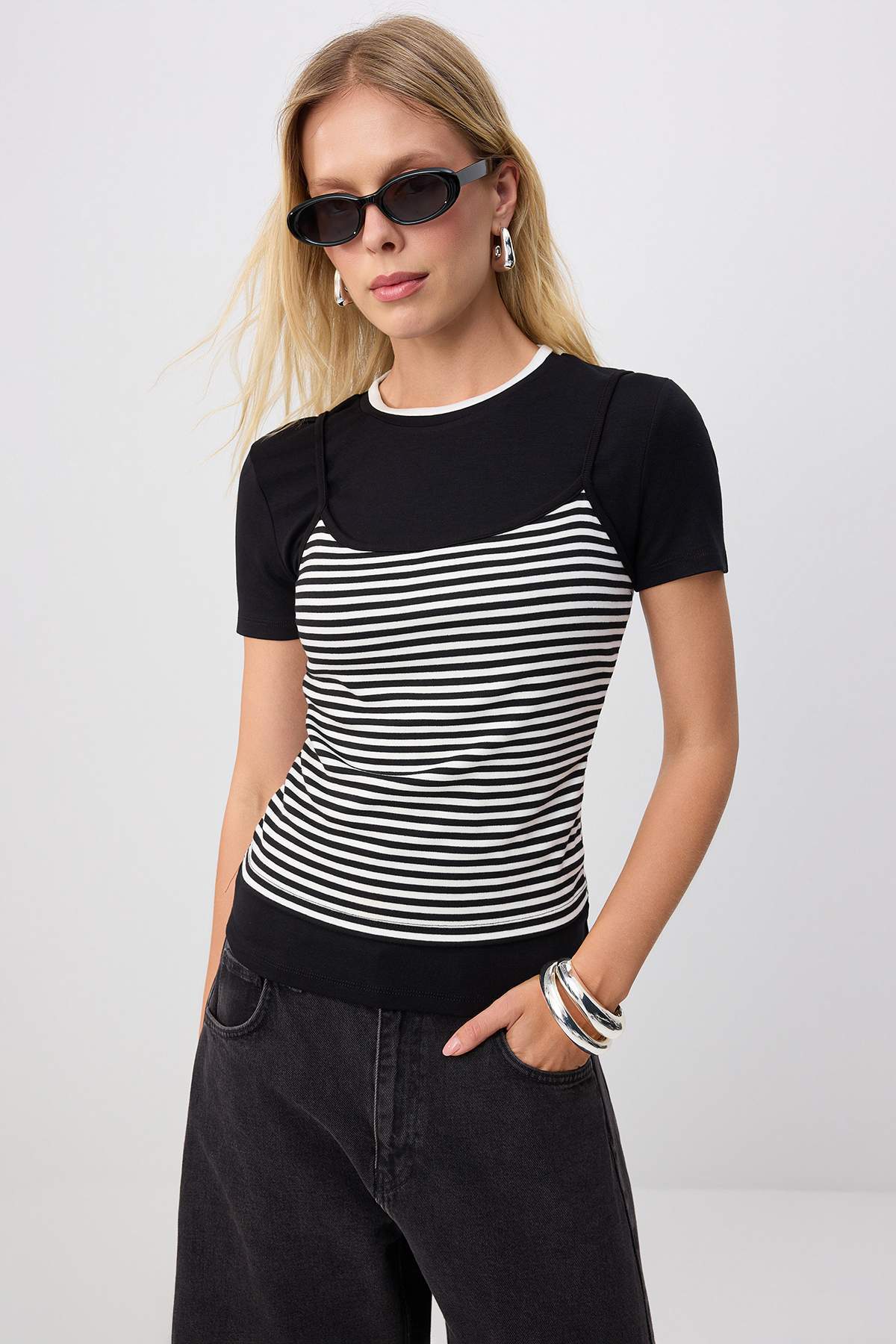 Trendyolmilla Çok Renkli Çizgili Fitted Bisiklet Yaka Kısa Yumuşak Örme Bluz TWOSS26BZ00962
