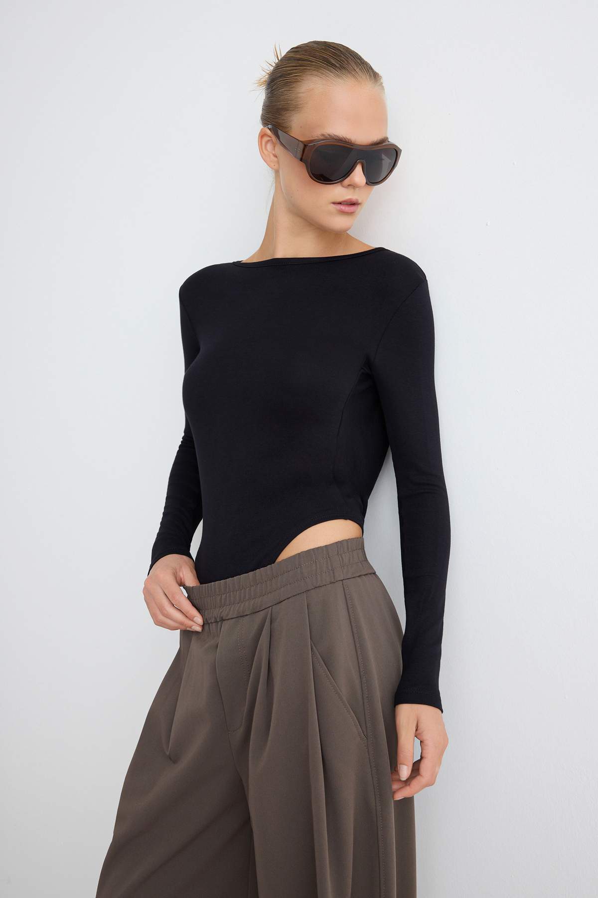 Trendyolmilla Siyah Düz Fitted Kayık Yaka Sırt Dekolteli Uzun Çıtçıtlı Örme Body TWOAW27BD00003