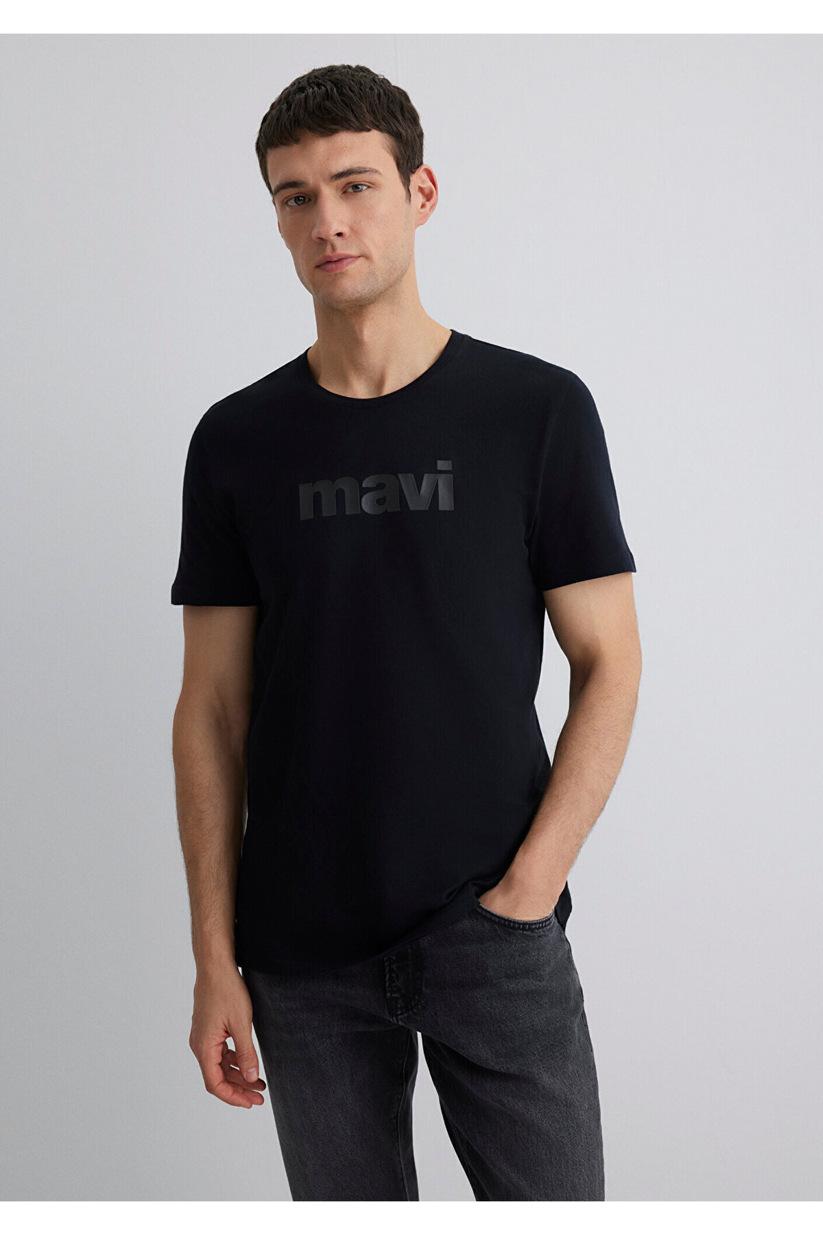 Schwarzes تيشيرت mit Logo-Print قصة ضيقة / قصة ضيقة 065199-900