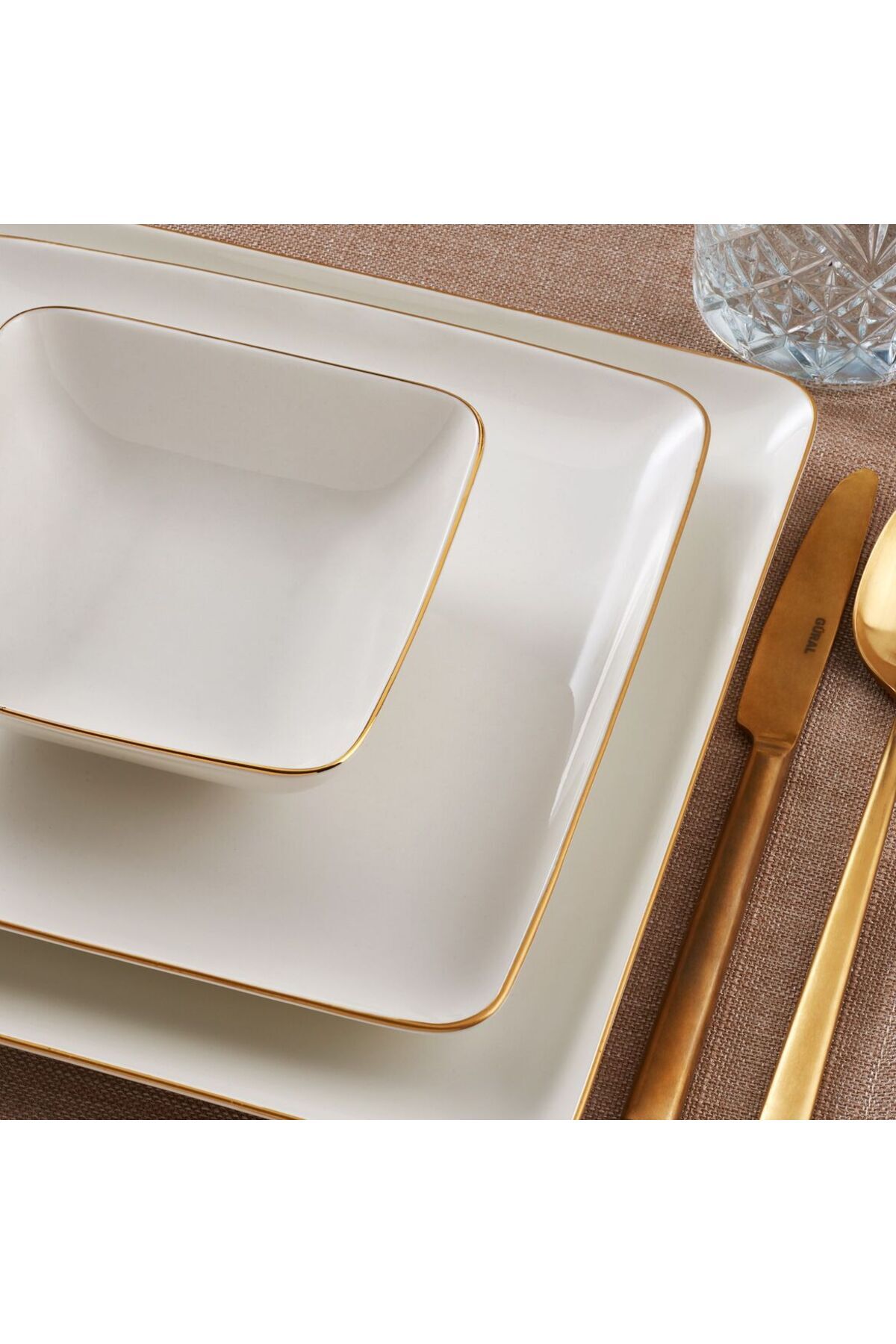 Kansas 18-Piece Square Dinnerware Set for 6 Gold