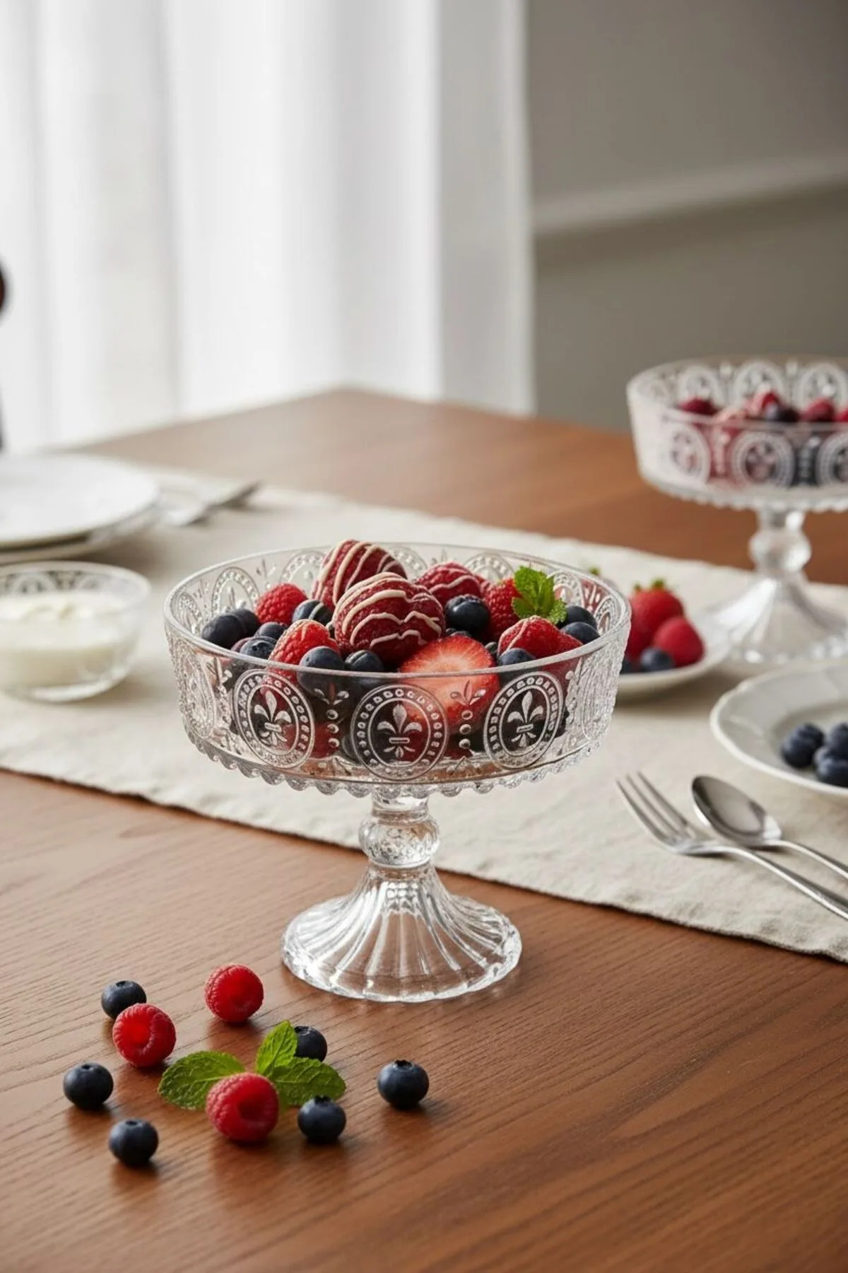 Alegre Fleur de Lis Vintage Ayaklı Sunumluk – Kristal Detaylı Küçük Boy