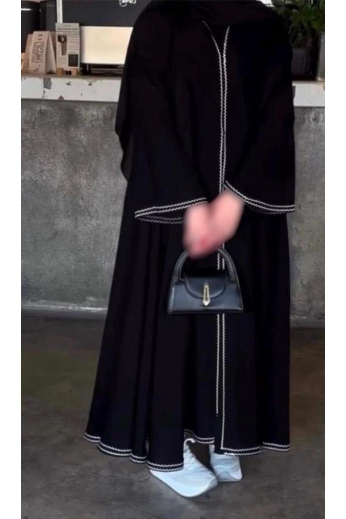 عباية خيط ابيض, بلمسة بيضاء هادئة