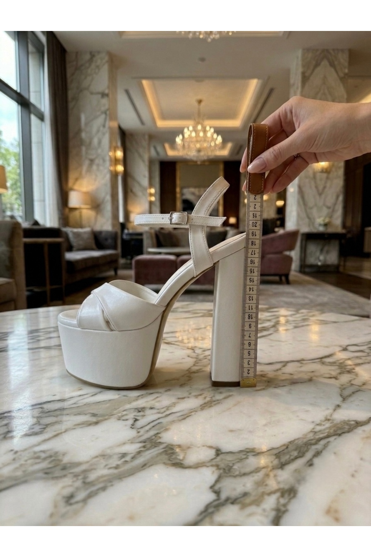 E&L Company Yine biz yaptık, En Yüksek 18cm. Kırık beyaz deri. Kusursuzun evrimi.