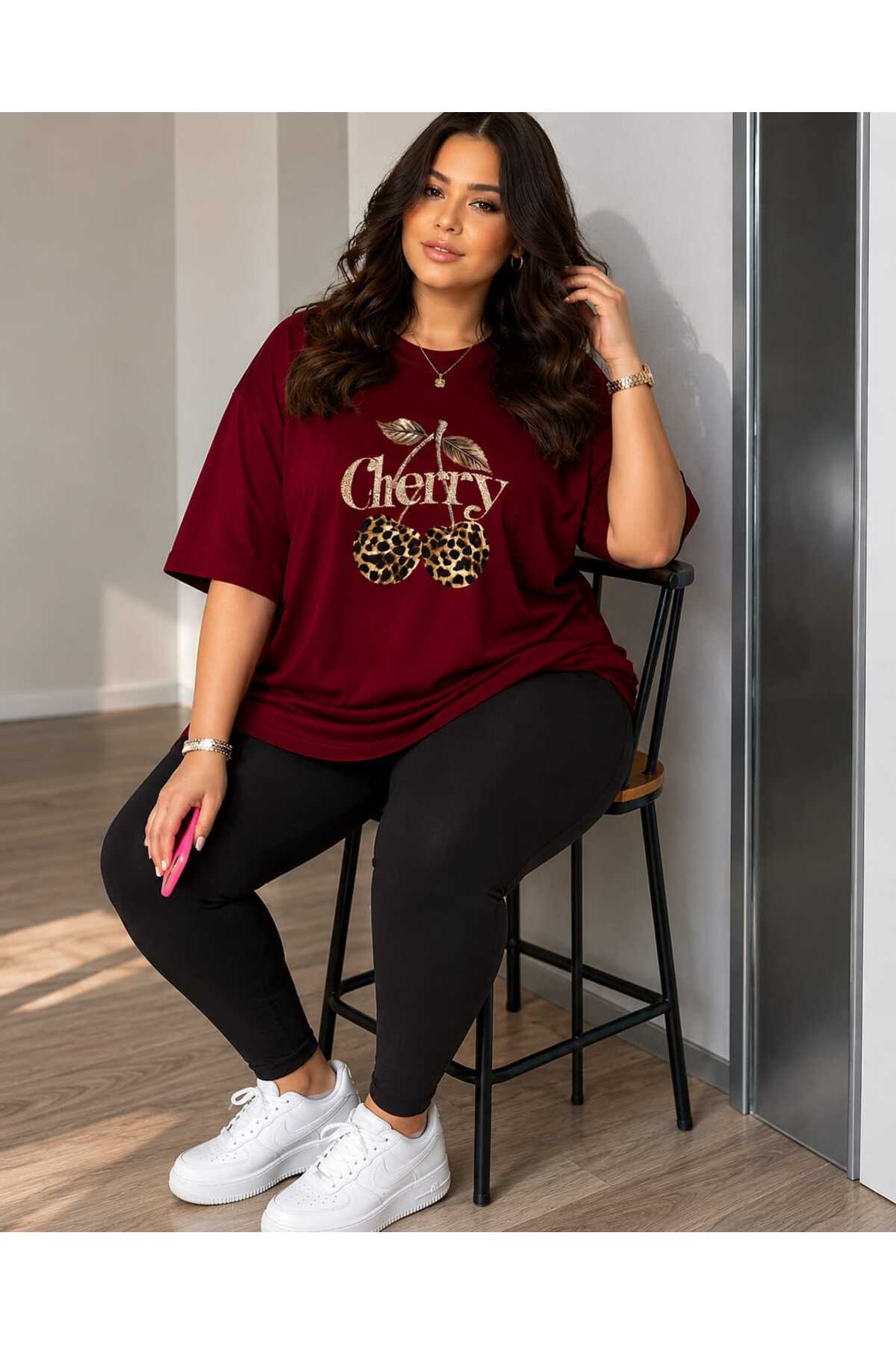 ZAVIXO Büyük Beden Kadın Oversize Cherry Baskılı Basic Tişört Leopar Desenli Bisiklet Yaka Kısa Kollu Rahat Günlük Tişört Bordo görsel 2