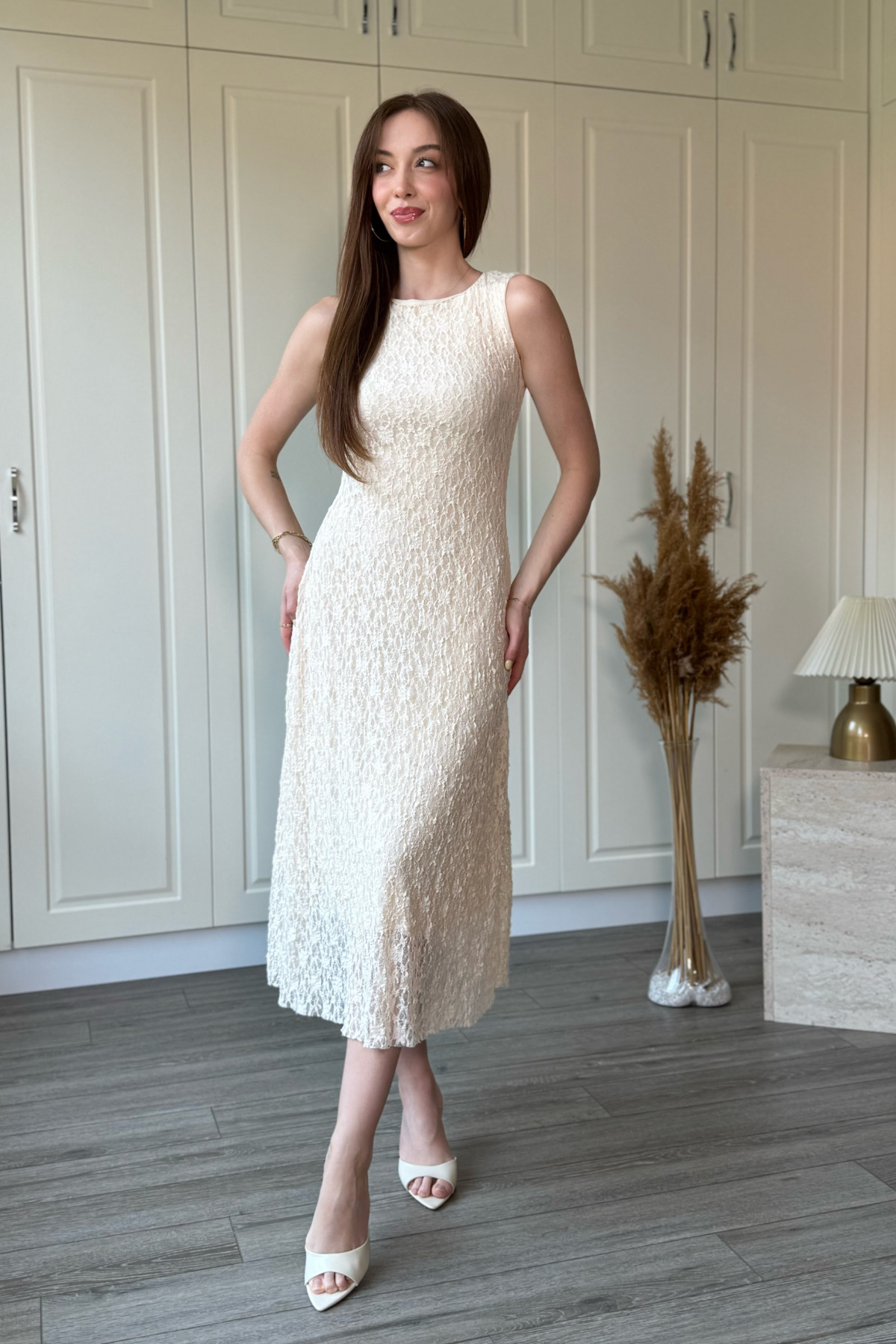 Dilay Gökoğlu Butik Dantelli Eteği Fırfır Detaylı Kolsuz Midi Bej Elbise görsel 4
