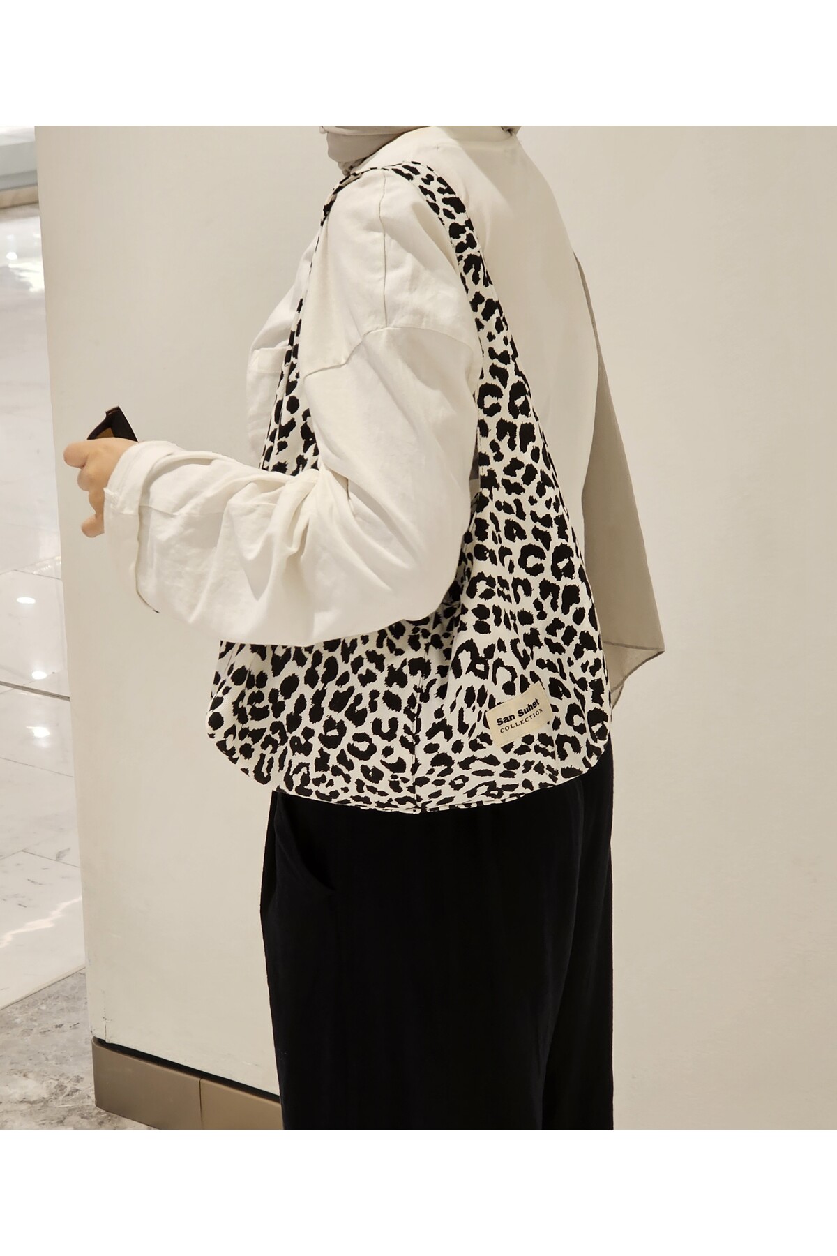 san suhet Leopar Desenli Üçgen Omuz Çantası görsel 3