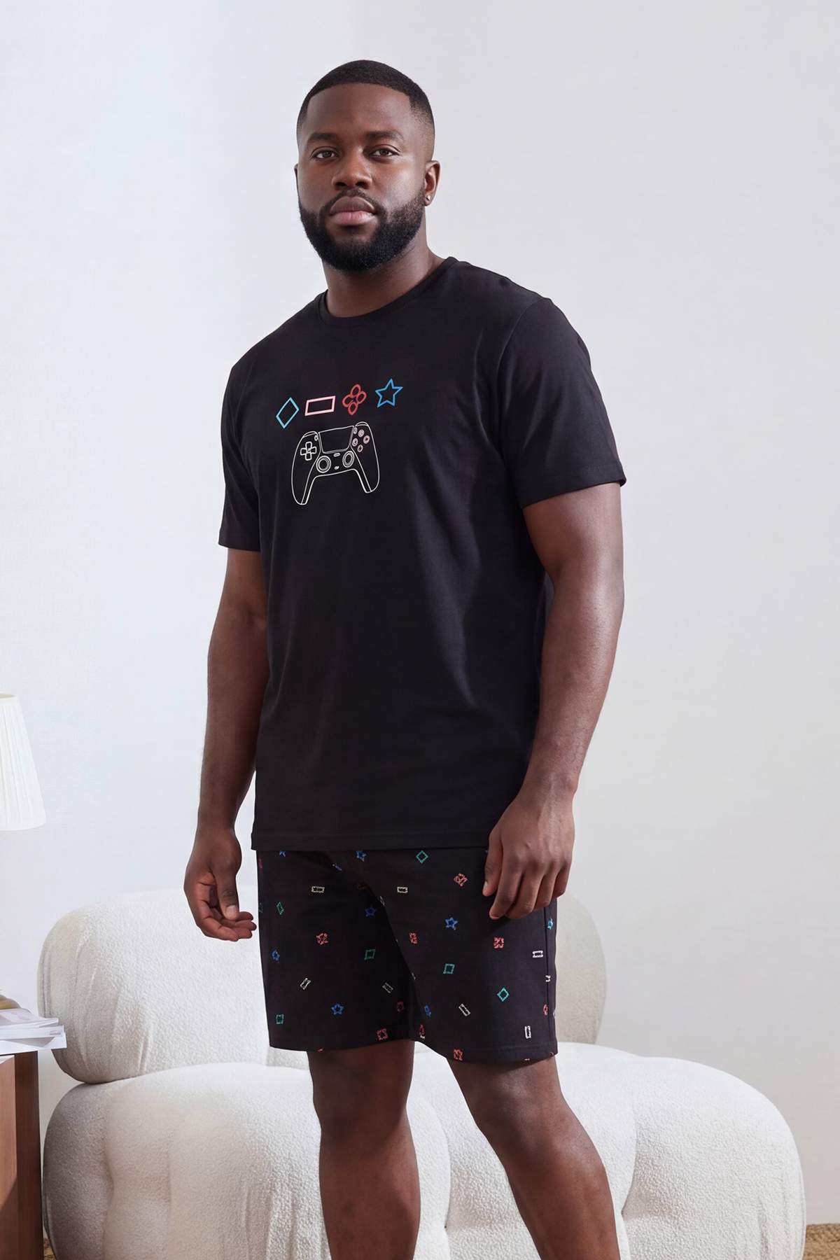 Trendyolmilla Man Siyah Regular Fit Büyük Beden Game Baskılı Örme Şortlu Pijama Takımı TMNSS26AI00005