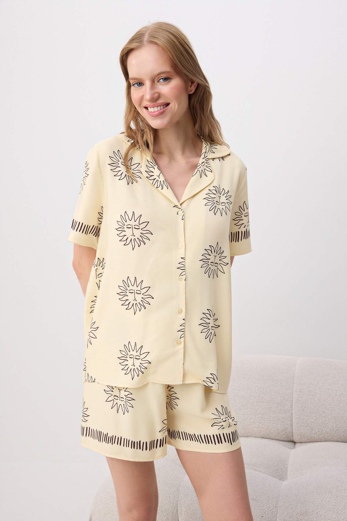 Trendyolmilla Sarı Viskon Galaksi Mevcut Değil Shally Dokuma Pijama Takımı THMSS24PT00009