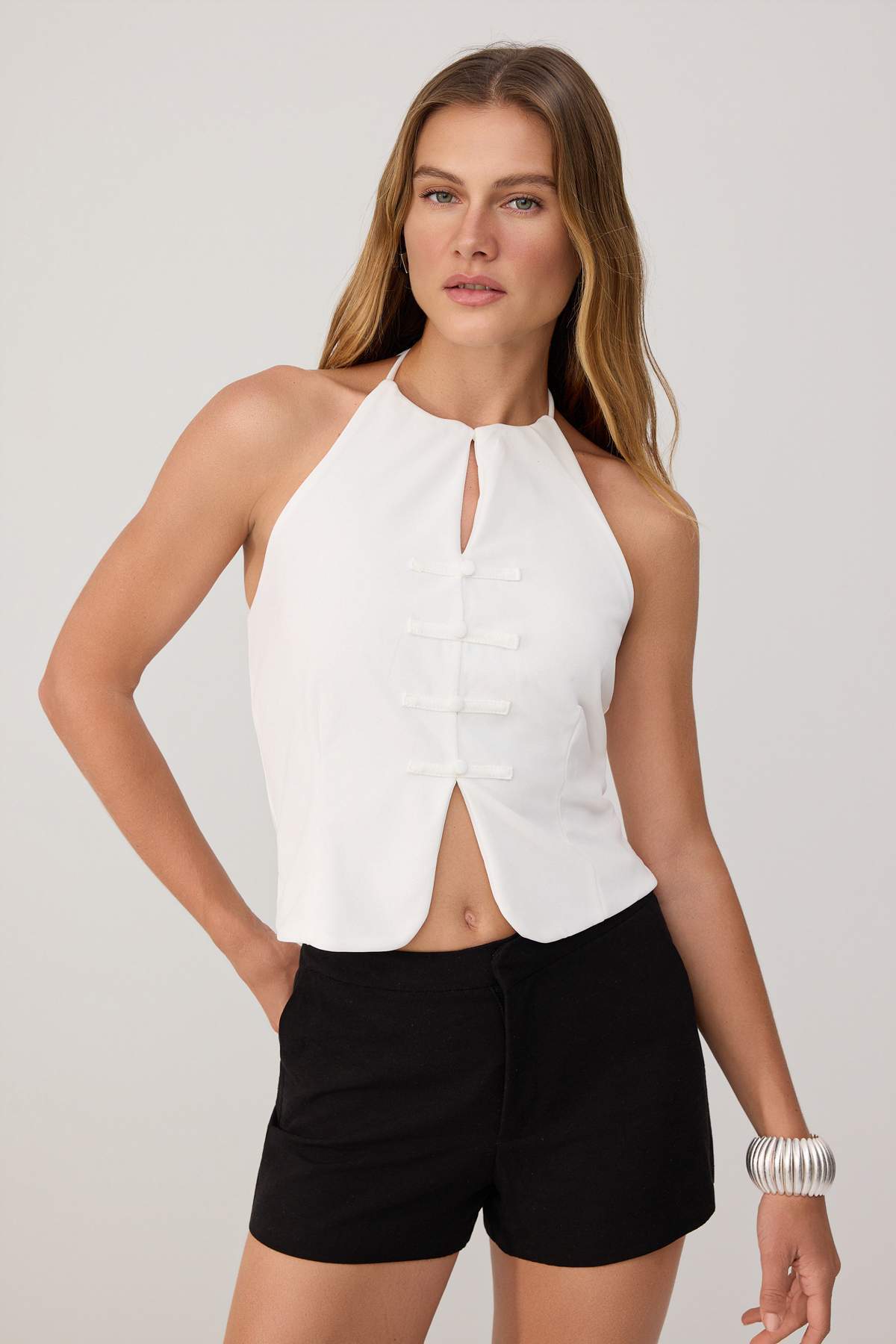 Trendyolmilla Ekru Düz Fitted Boyundan Bağlamalı Kolsuz Düğmeli Scuba Krep Örme Bluz TWOSS26BZ01019