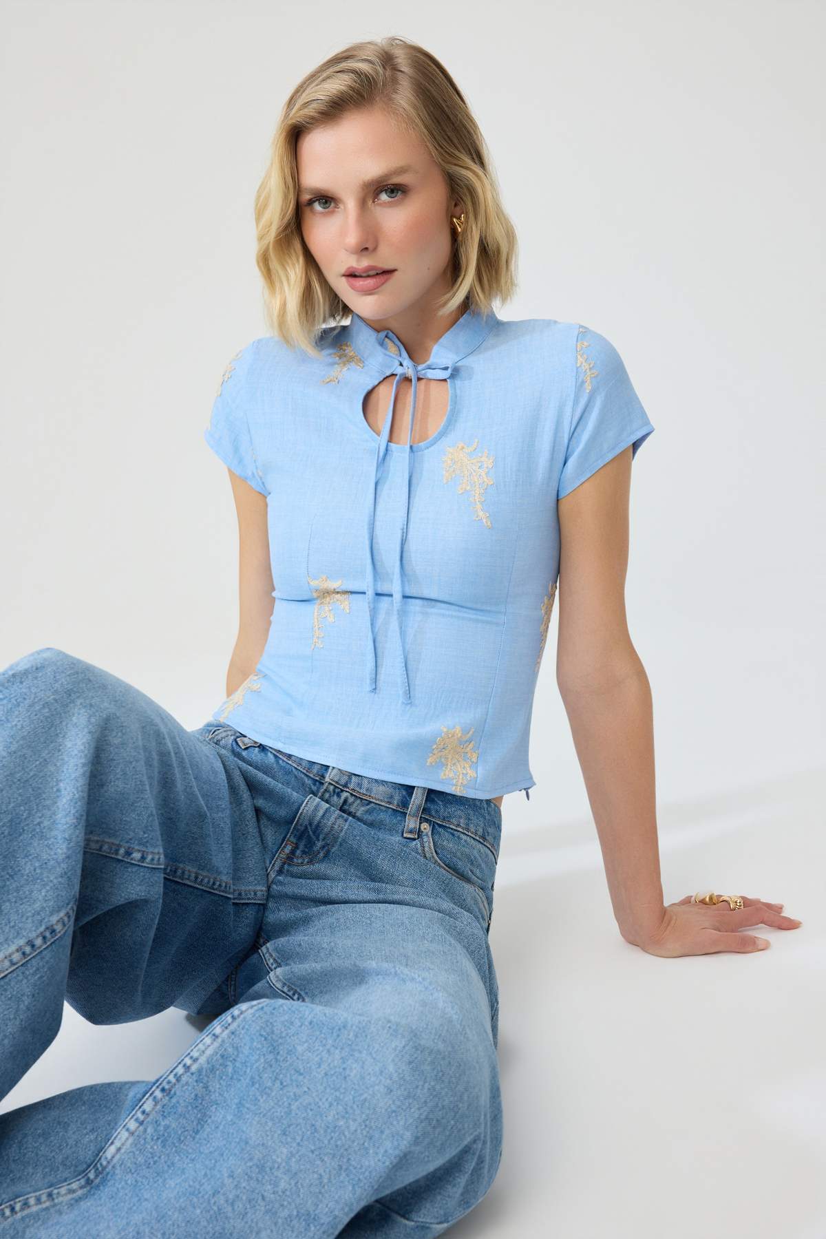 Trendyolmilla Bebe Mavisi Fitted Nakışlı Dokuma Bluz TWOSS26BZ00870