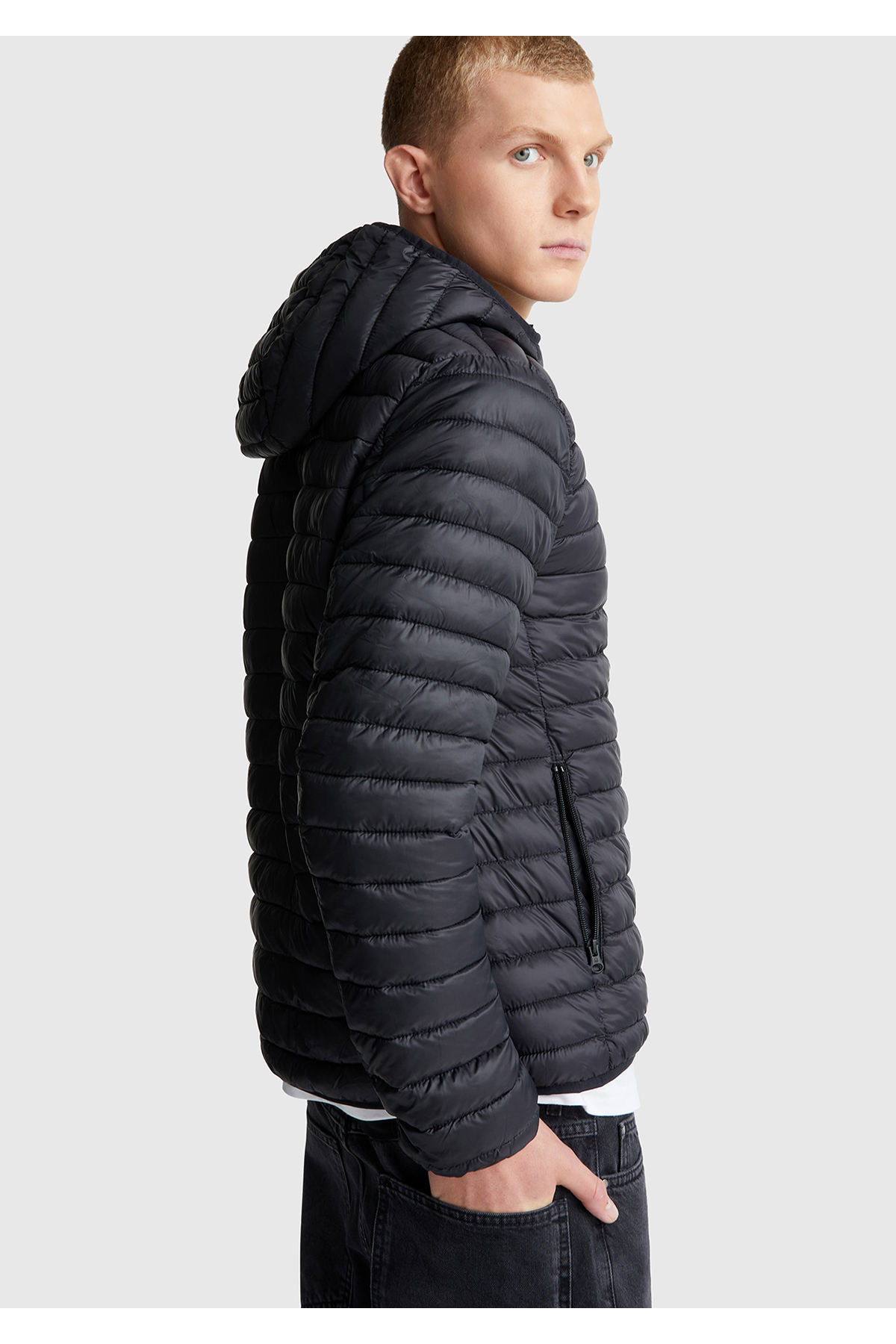 Erkek Siyah Polyester Dolgulu Regular Fit Kapüşonlu Puffer Mont — مشکی 125A2TWDUN06I — تصویر 3 از 6