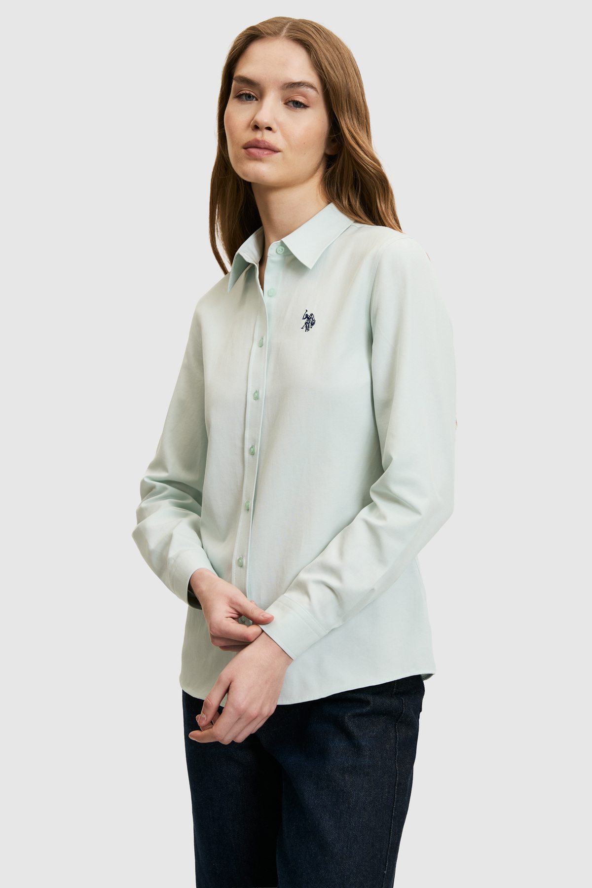 U.S. Polo Assn. قميص نسائي أساسي بأكمام طويلة باللون الأخضر المائي 50324791-V...