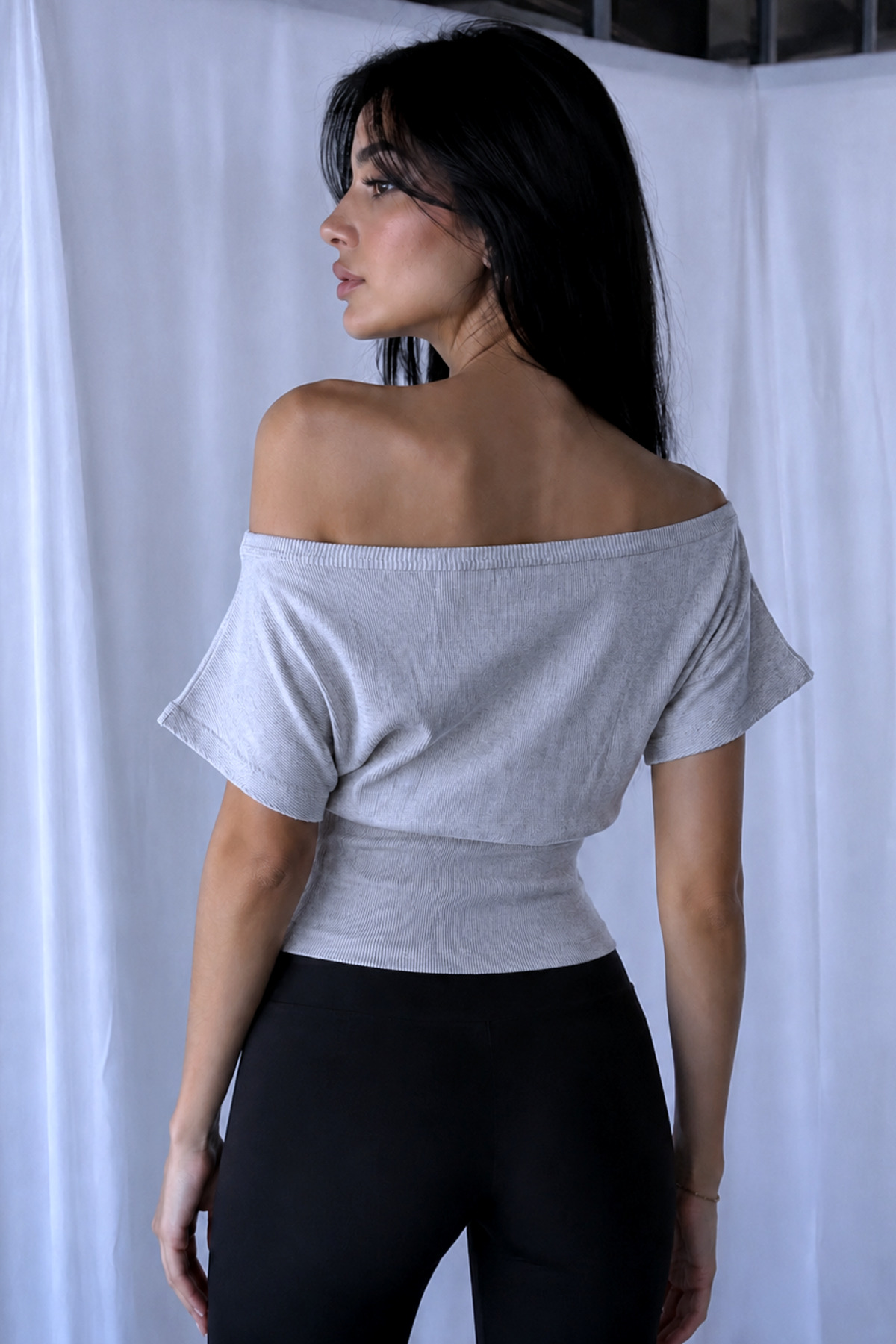 World Fashion Trends %100 PAMUK BELE OTURAN OMZU AÇIK FİTİLLİ ESNEK CROP TOP BLUZ görsel 3