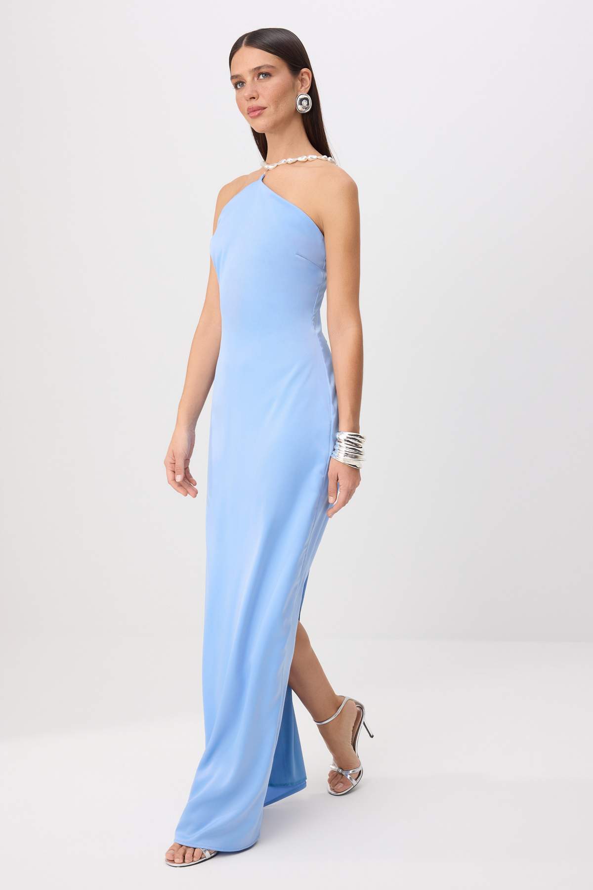 Trendyol Kollektion Hellblaues, schlicht gewebtes Satin-Maxikleid für den Abe...