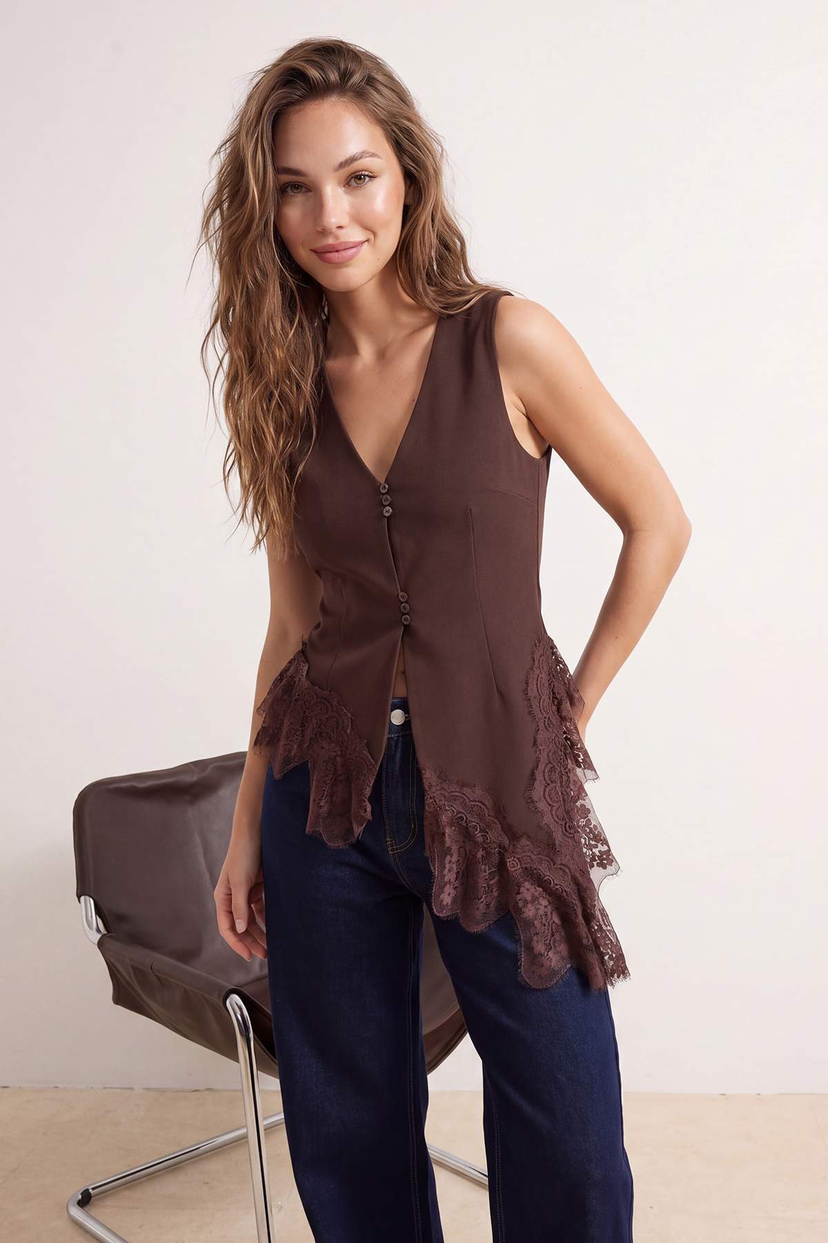 Trendyol Kollektion Braune, schmale Sommer-Strickbluse mit V-Ausschnitt und S...