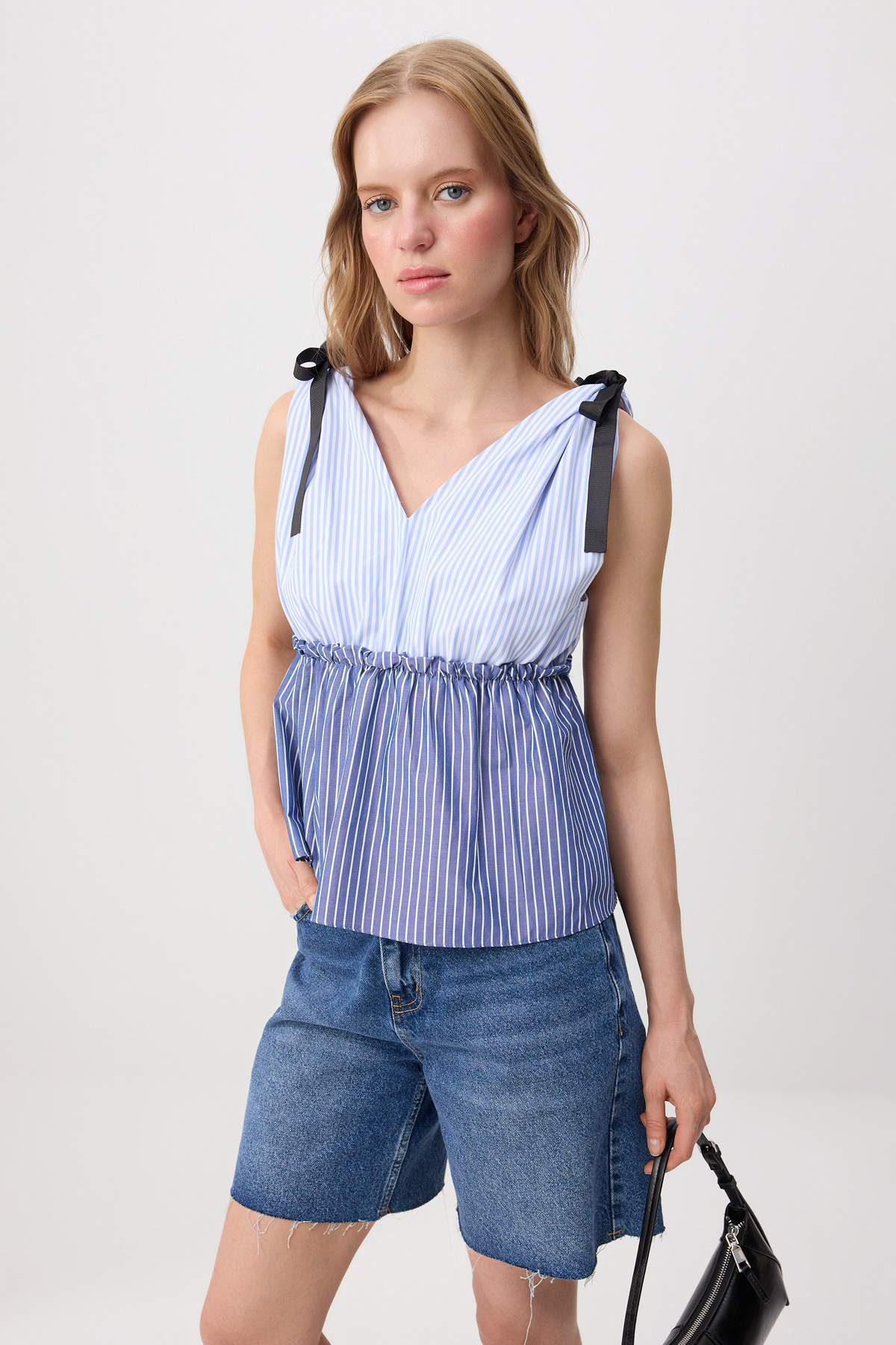 Trendyolmilla Mavi Çizgili Fiyonk Detaylı Dokuma Bluz TWOSS26BZ00801