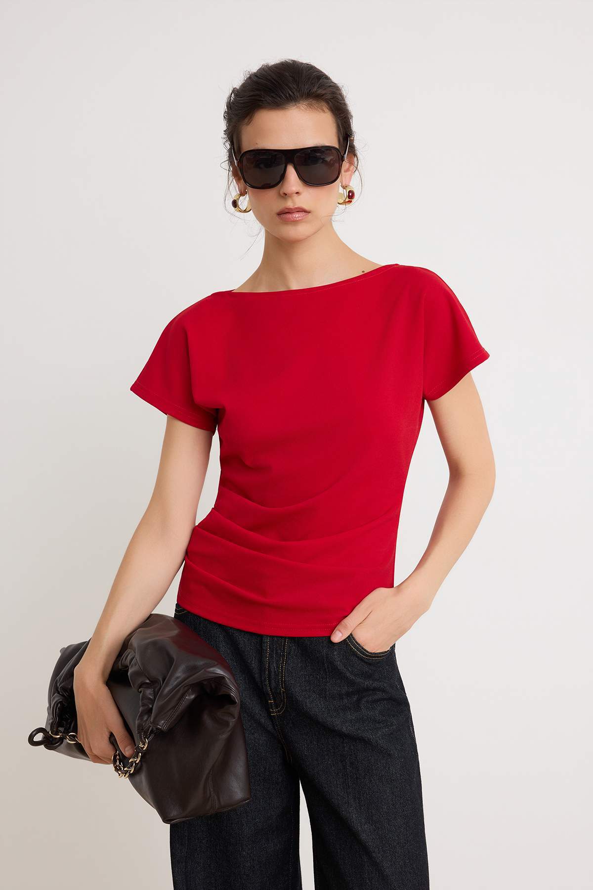 Trendyolmilla Kırmızı Fitted/Vücuda Oturan Kayık Yaka Düşük Kol Kısa Kollu Scuba Krep Örme Bluz TWOSS26BZ00080