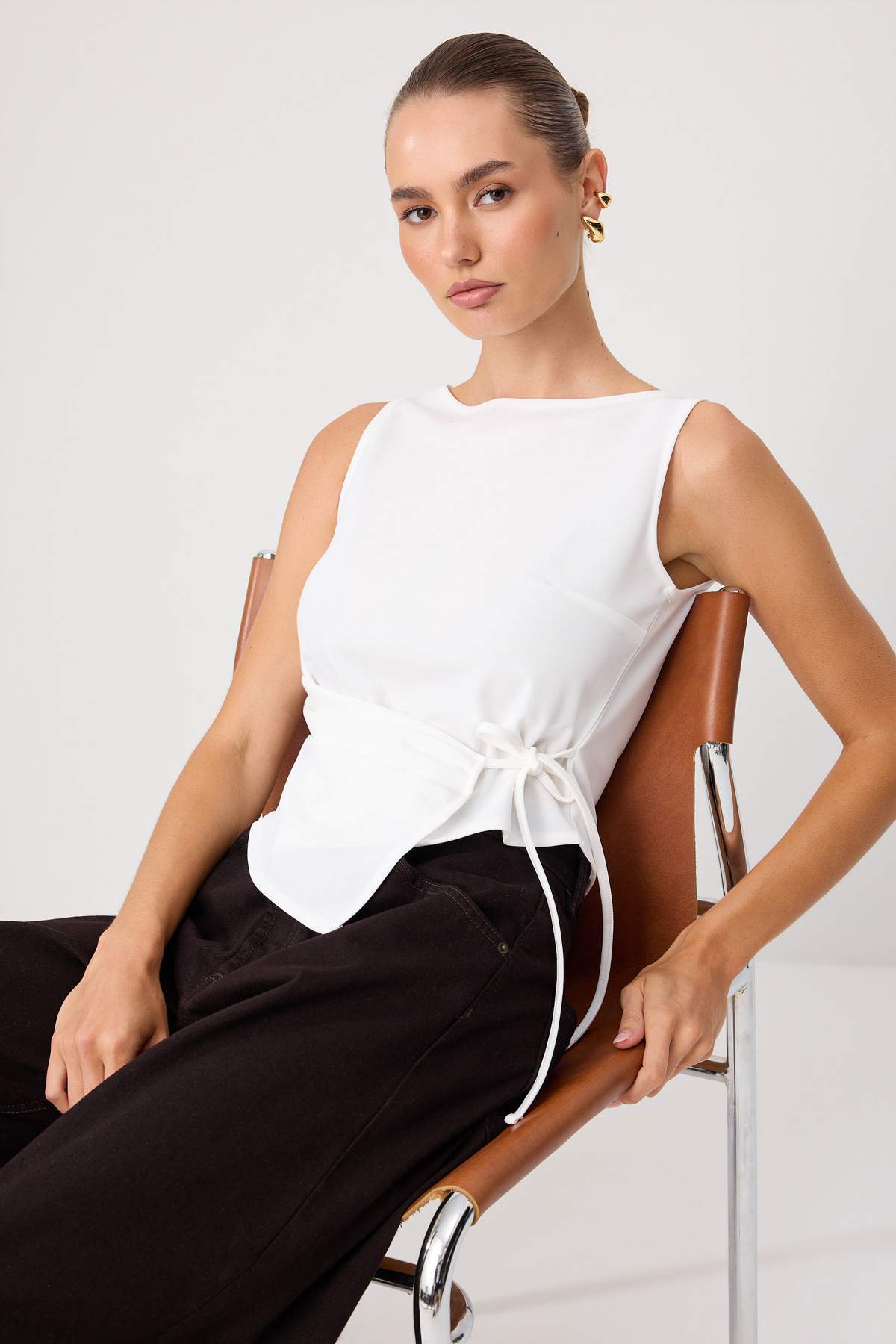 Trendyolmilla Ekru Düz Fitted Kayık Yaka Kalın Askılı Kolsuz Scuba Krep Örme Bluz TWOSS26BZ00736