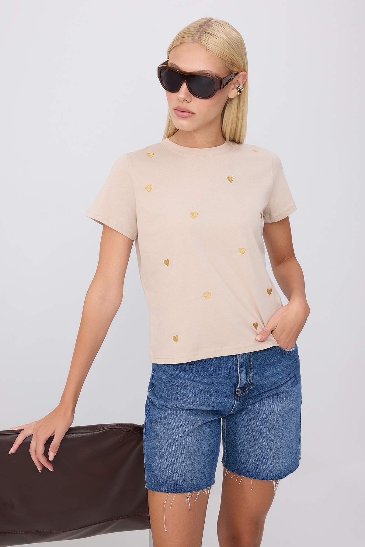 Trendyolmilla Taş Kalp Nakışlı Regular Bisiklet Yaka Standart Kol Kısa %100 Pamuk Örme T-Shirt TWOSS26TS00358