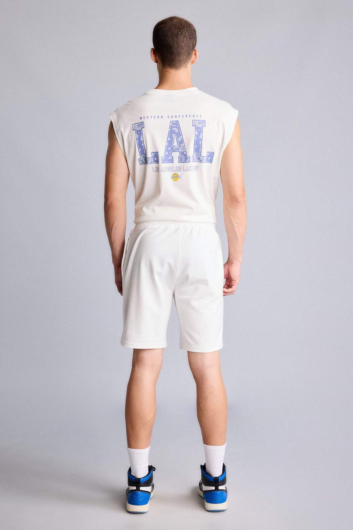 DeFacto %100 Pamuk NBA Los Angeles Lakers Lisanslı Standart Fit Ekru Şort H3853AX26SM görsel 4