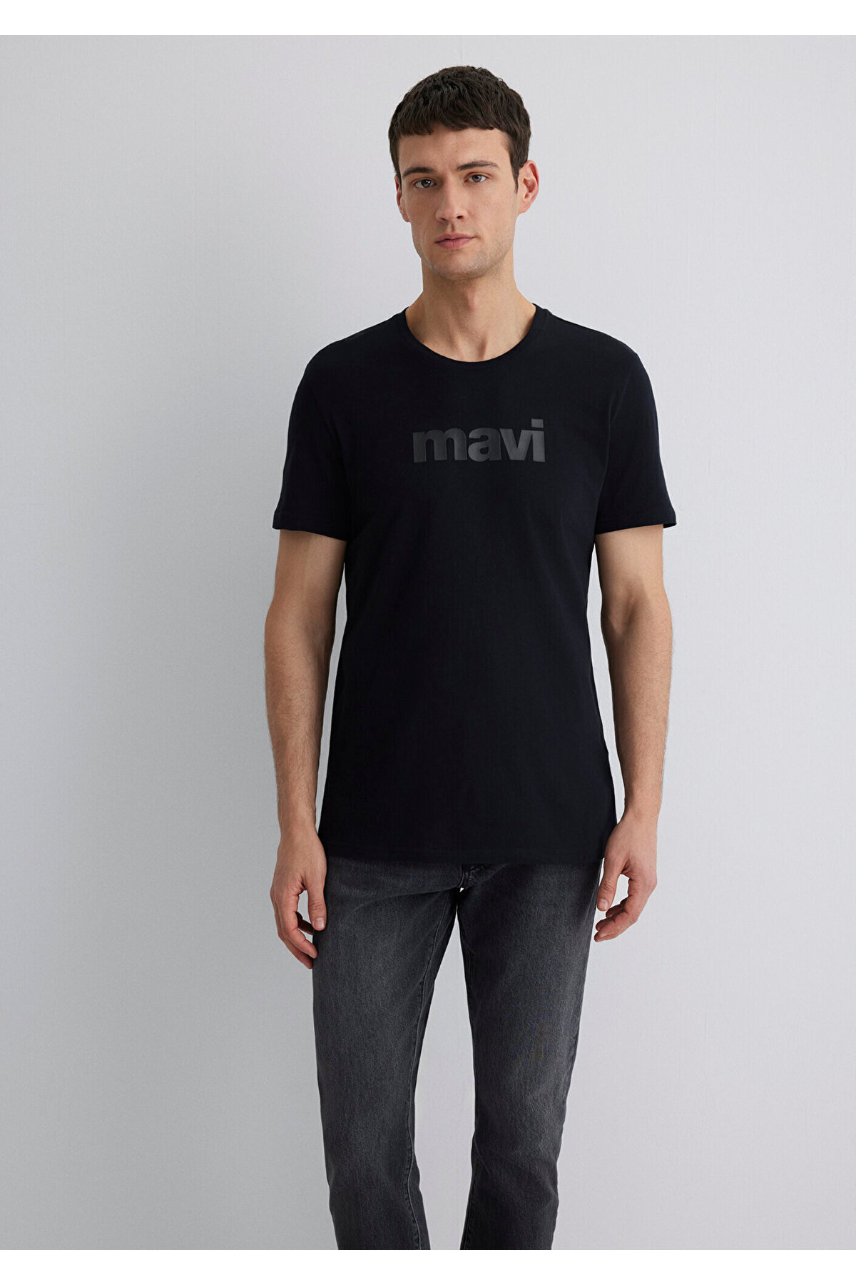Schwarzes تيشيرت mit Logo-Print قصة ضيقة / قصة ضيقة 065199-900