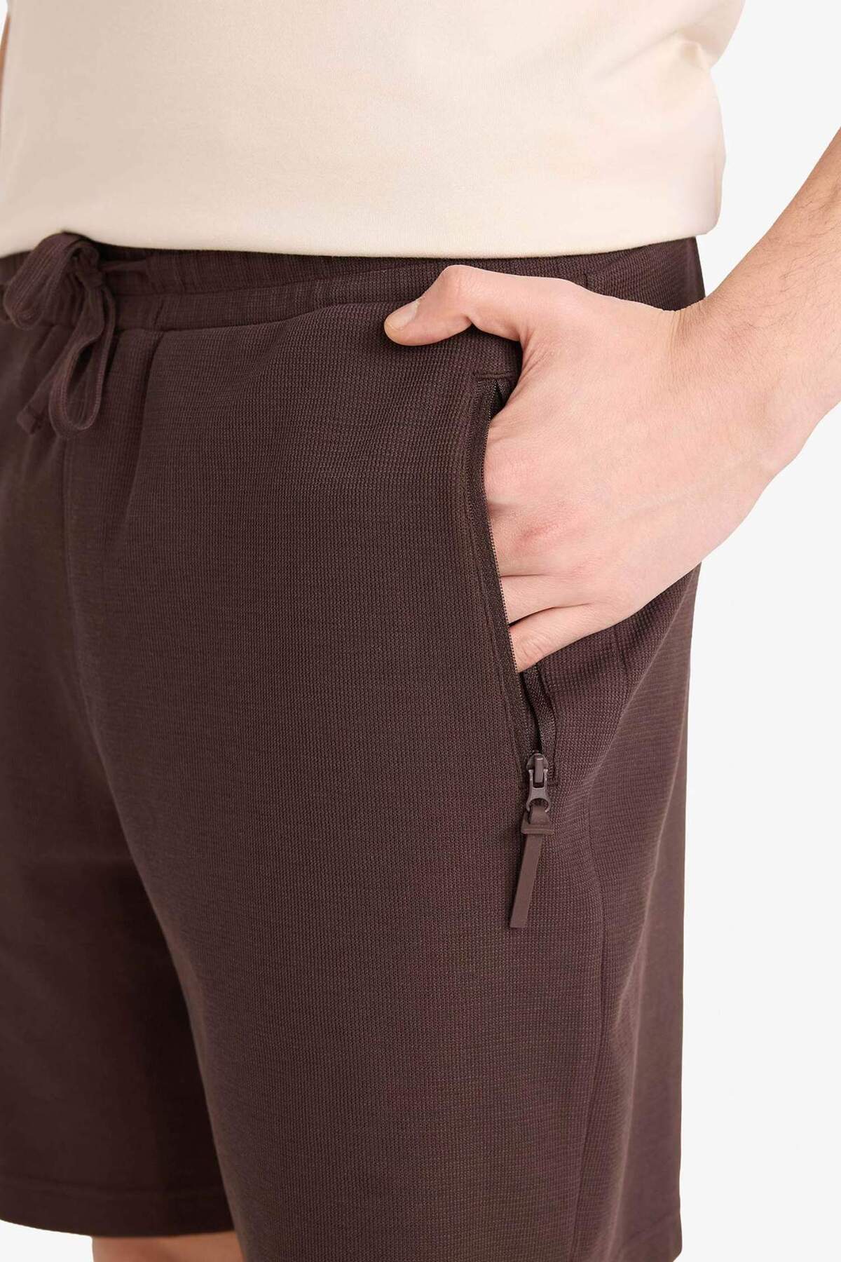 DeFacto Regular Fit Düz Paça Cepli Basic Şort B8792AX26SP görsel 4
