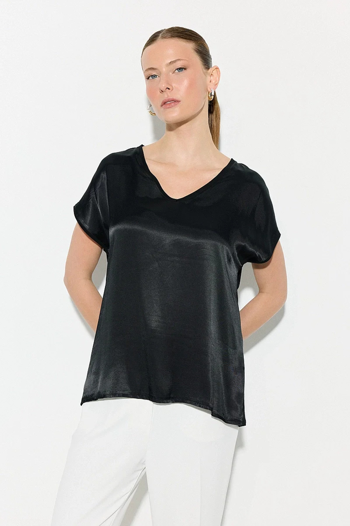 Gusto V Yaka Önü Saten Tshirt - Siyah görsel 4
