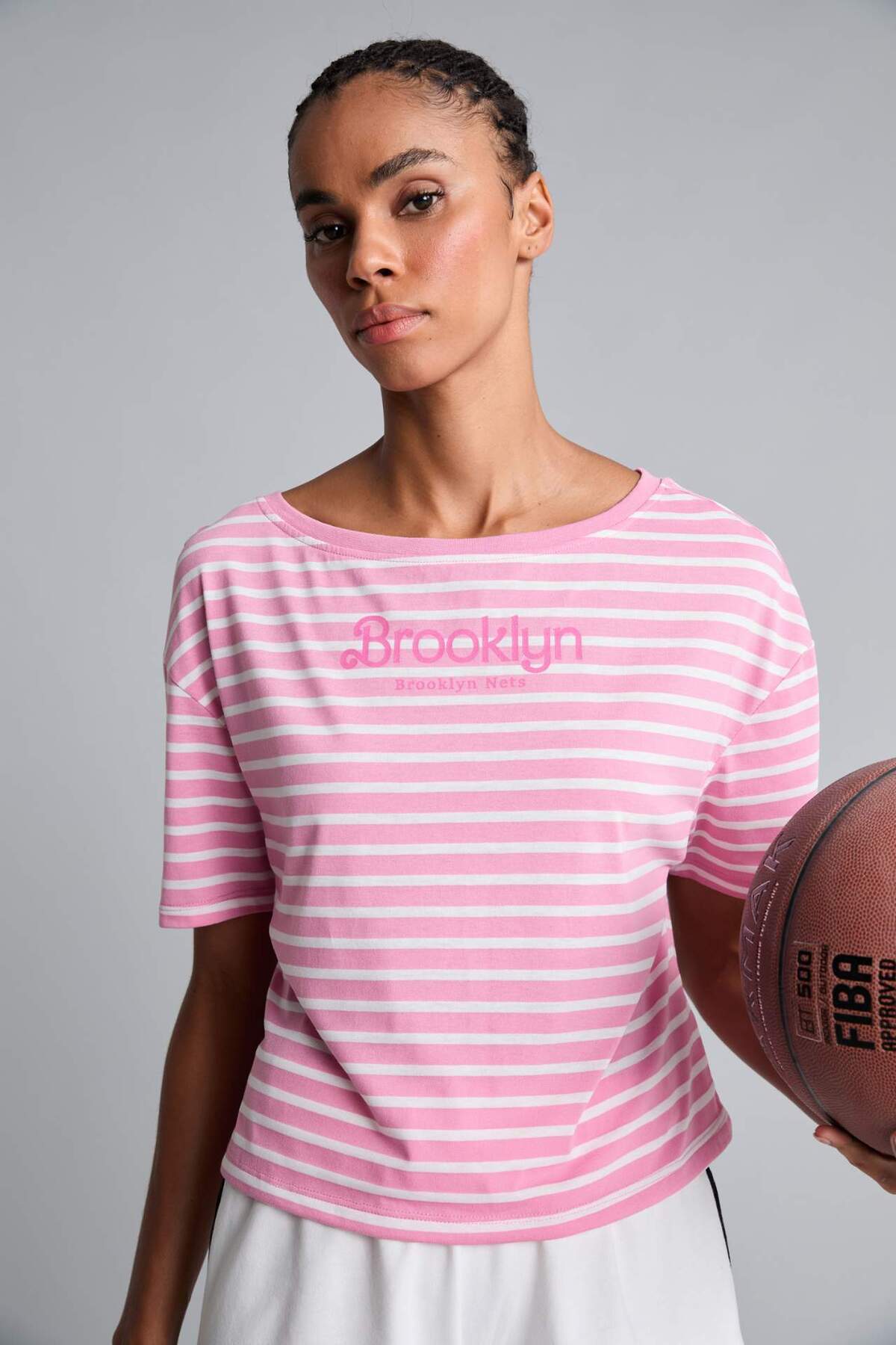 DeFacto NBA Brooklyn Nets Loose Fit Kayık Yaka Sporcu Kısa Kollu Tişört H9583AX26HS görsel 3